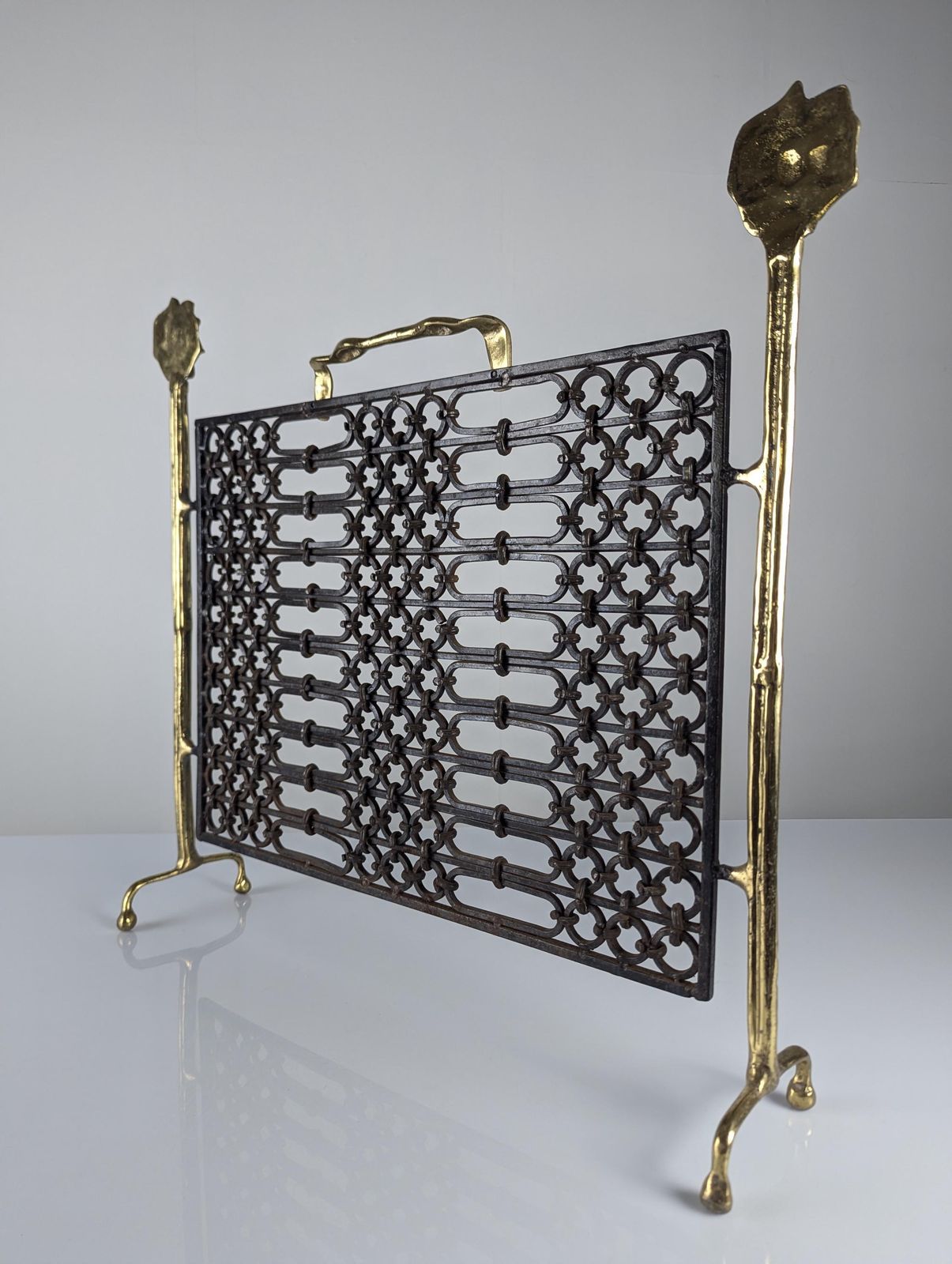 photo furniture Pare-étincelles en bronze et fer forgé par David Marshall, années 1970.