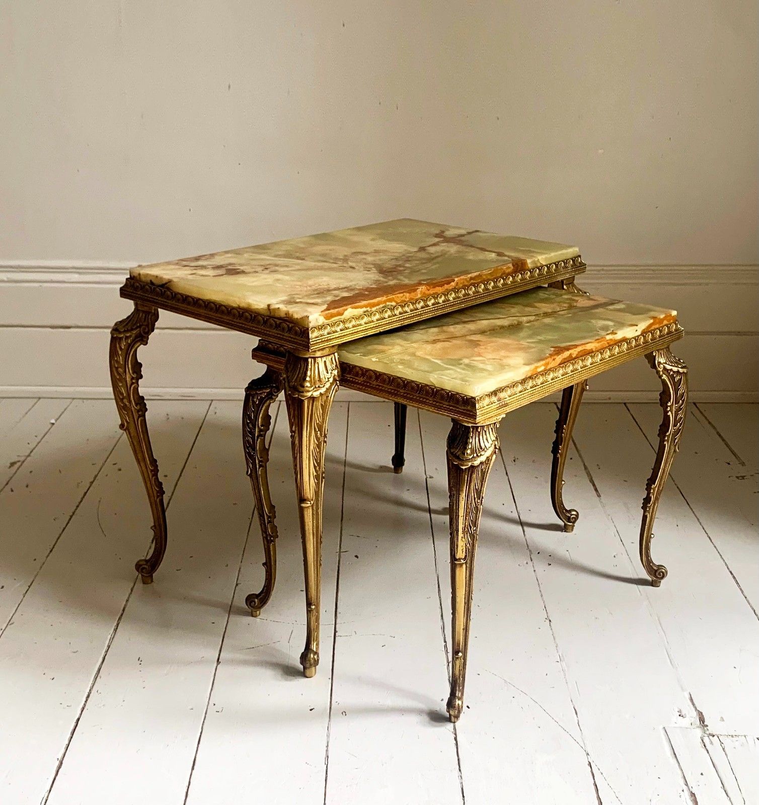 Vintage Hollywood Regency Pair Of Onyx & Brass Nesting Tables