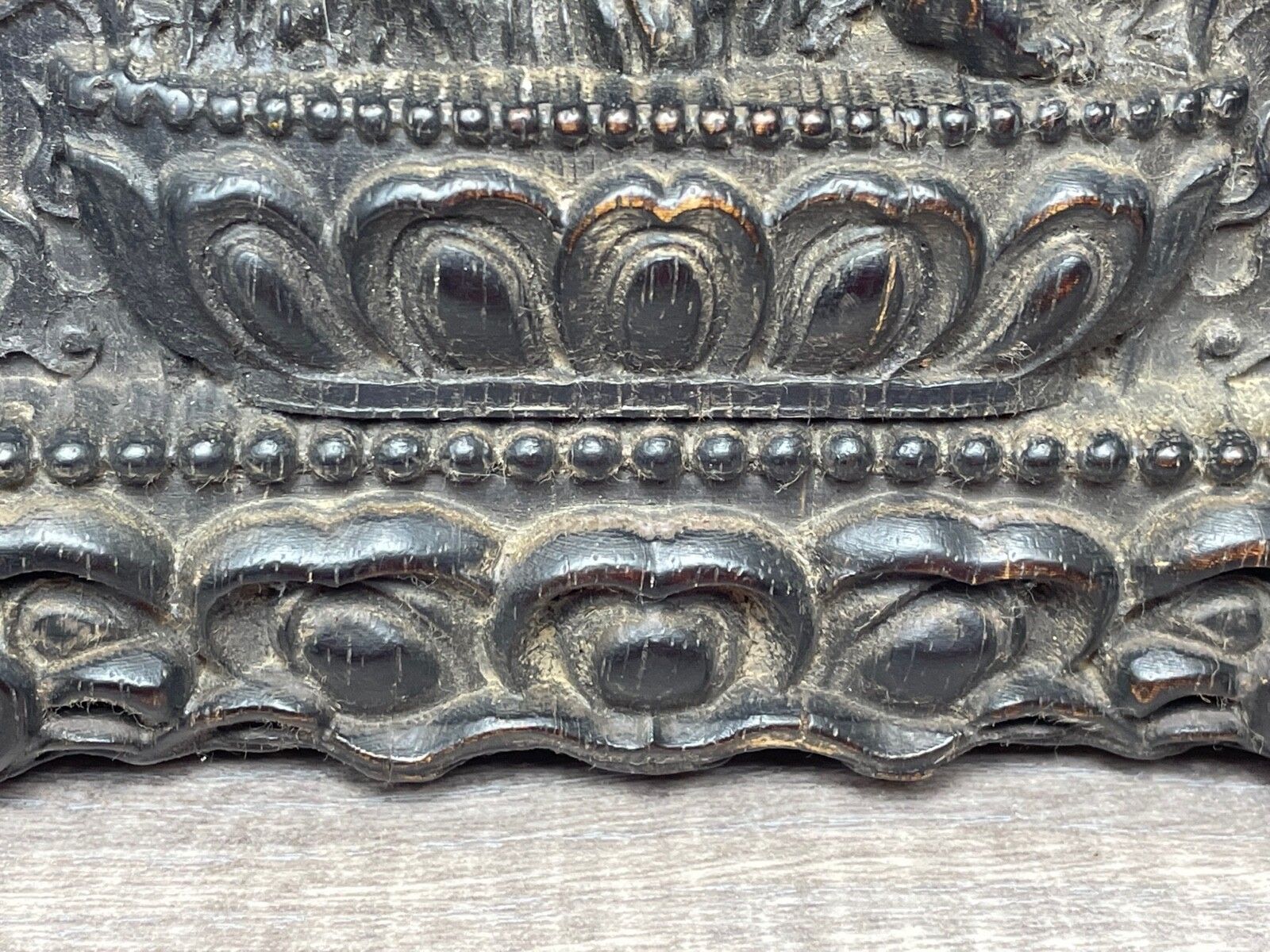 19e-eeuws laat-Qing Chinees boeddhistisch gesneden sculptuur, Wrathful Vajrapāṇi tempelwachter photo vinterior