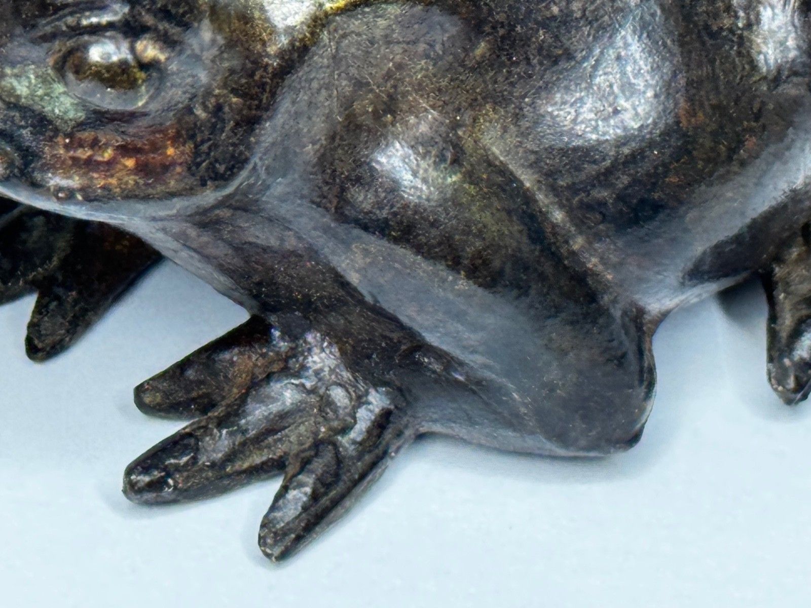 photo vinterior 19e-eeuwse Franse bronzen kikker, Parijse werkplaats ca. 1850, sculptuur in de stijl van Moigniez