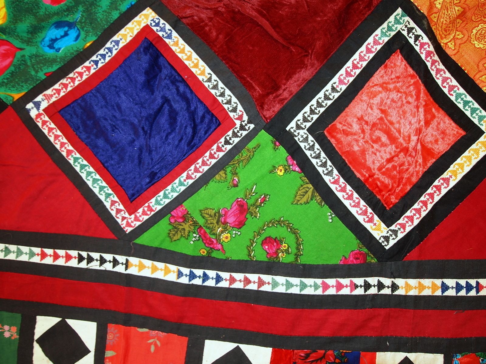 Handmade Vintage Uzbek Suzani Patchwork Textile — 4'3" × 7'5" — 1960s photo vinterior