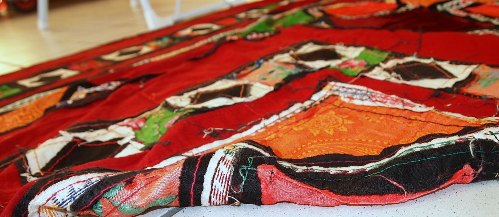 photo vinterior Handmade Vintage Uzbek Suzani Patchwork Textile — 4'3" × 7'5" — 1960s