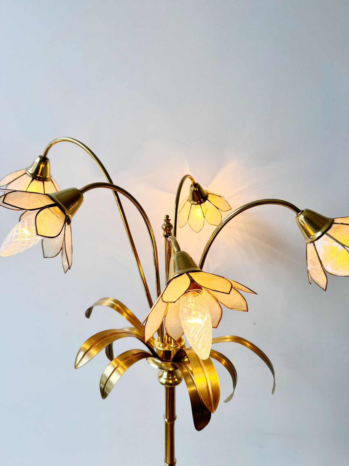 Hollywood Regency stijl messing vloerlamp in bamboestijl met bloemvormige schelplampenkappen, jaren 1970 photo for sale