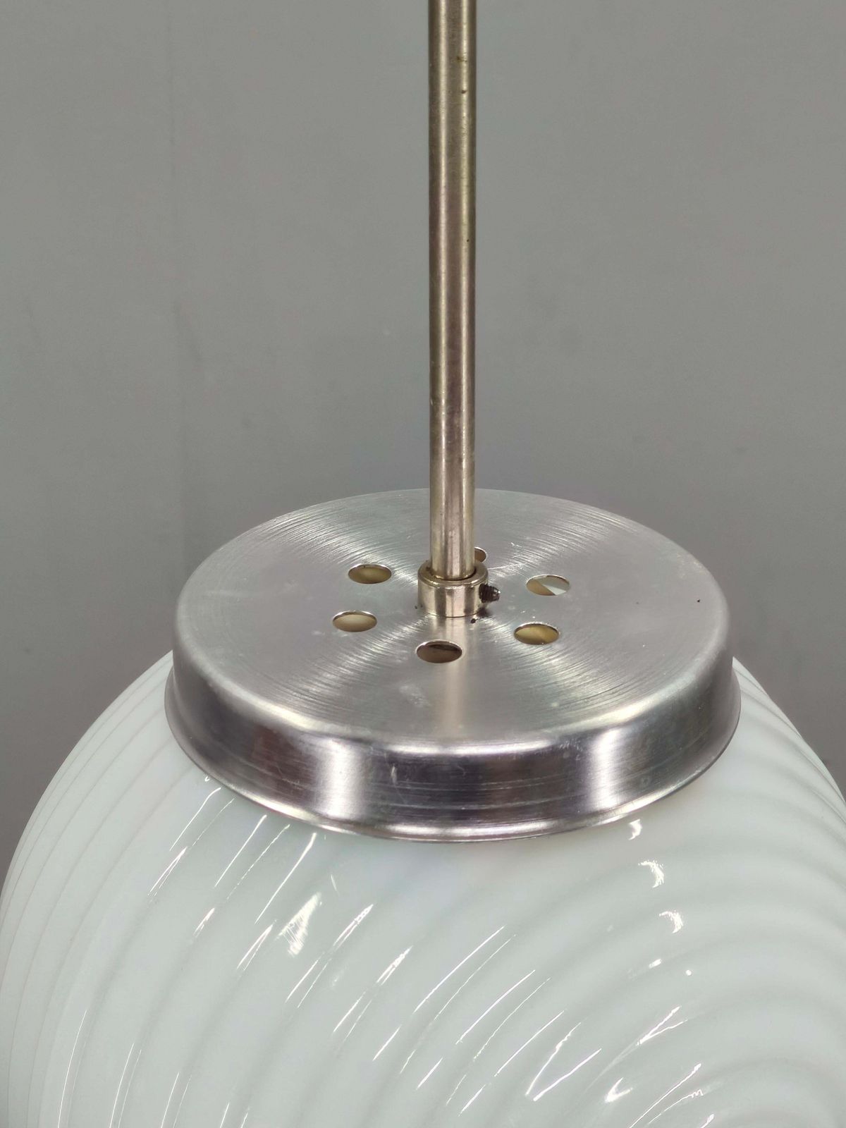 Tsjechoslowaakse geribbelde opaline glazen hanglamp, jaren 1970 photo vinterior