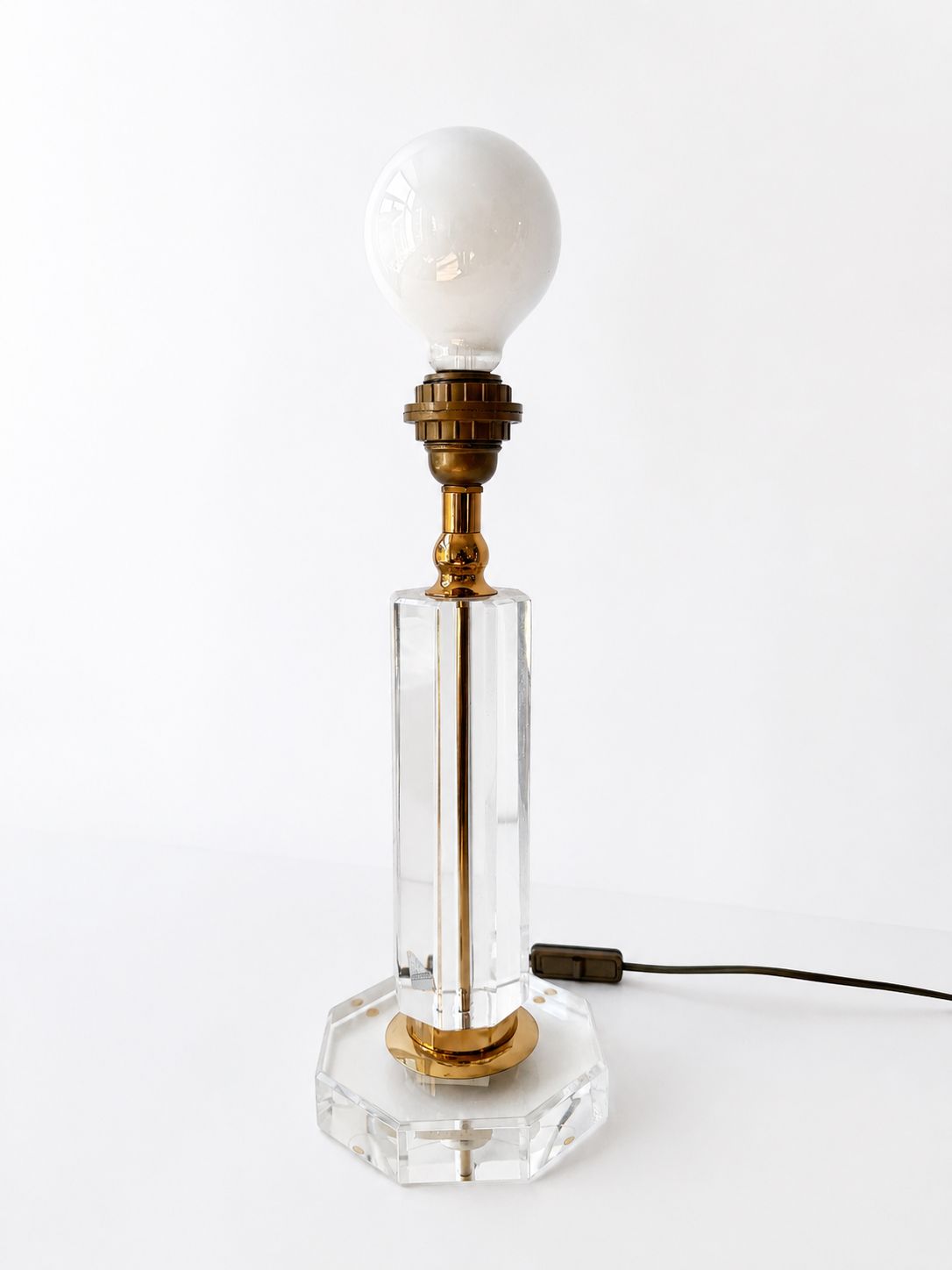 Hollywood Regency Faceted Lucite Crystal & Brass Table Lamp By Decco Accessories (Hirschberg), jaren 1970 photo Verlichting