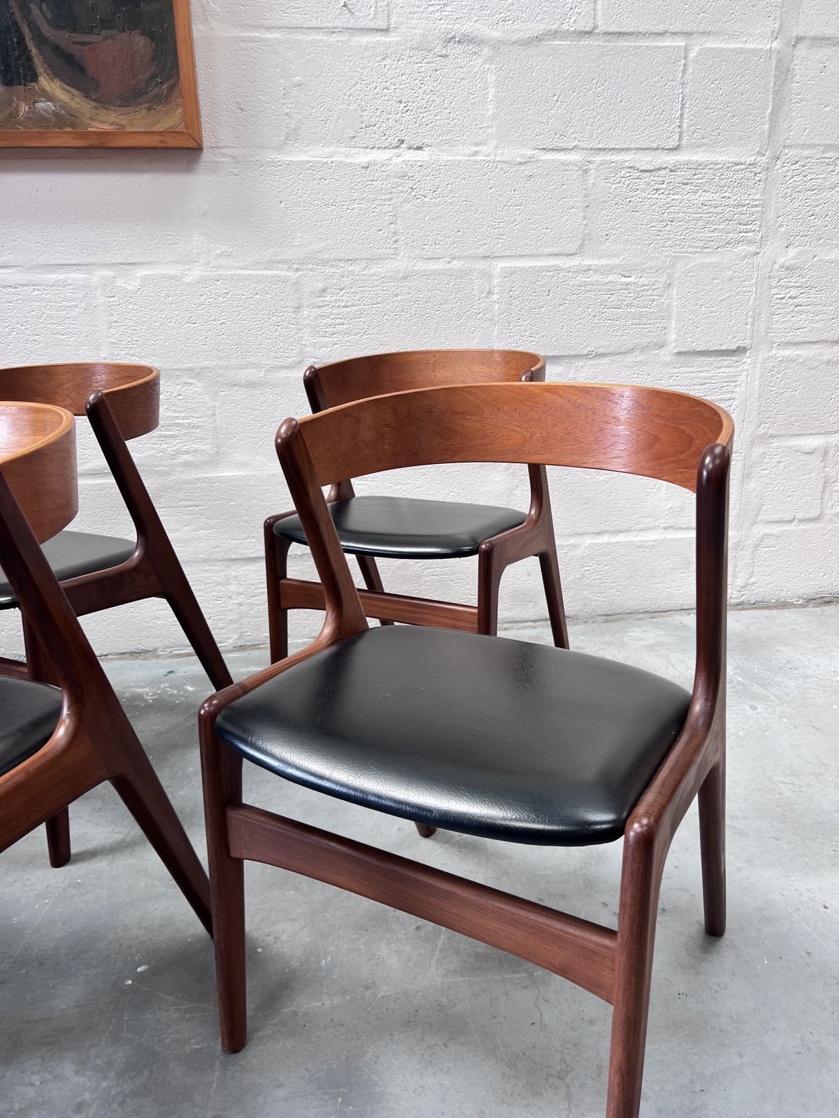 photo furniture Set Of 8 Danish Mid Century Kai Kristiansen Model 68 “Fire” Dining Chairs, 1960s