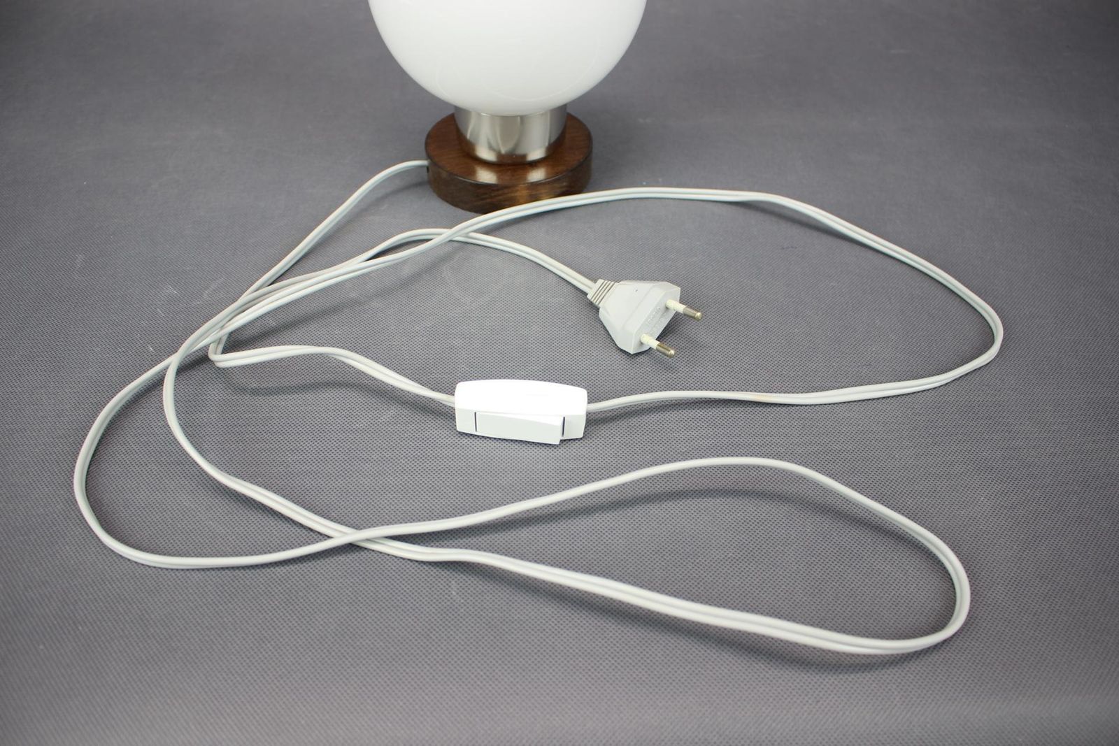 Lampe de table mid-century en verre opaline tchèque par Pokrok Žilina, années 1960 photo Luminaires