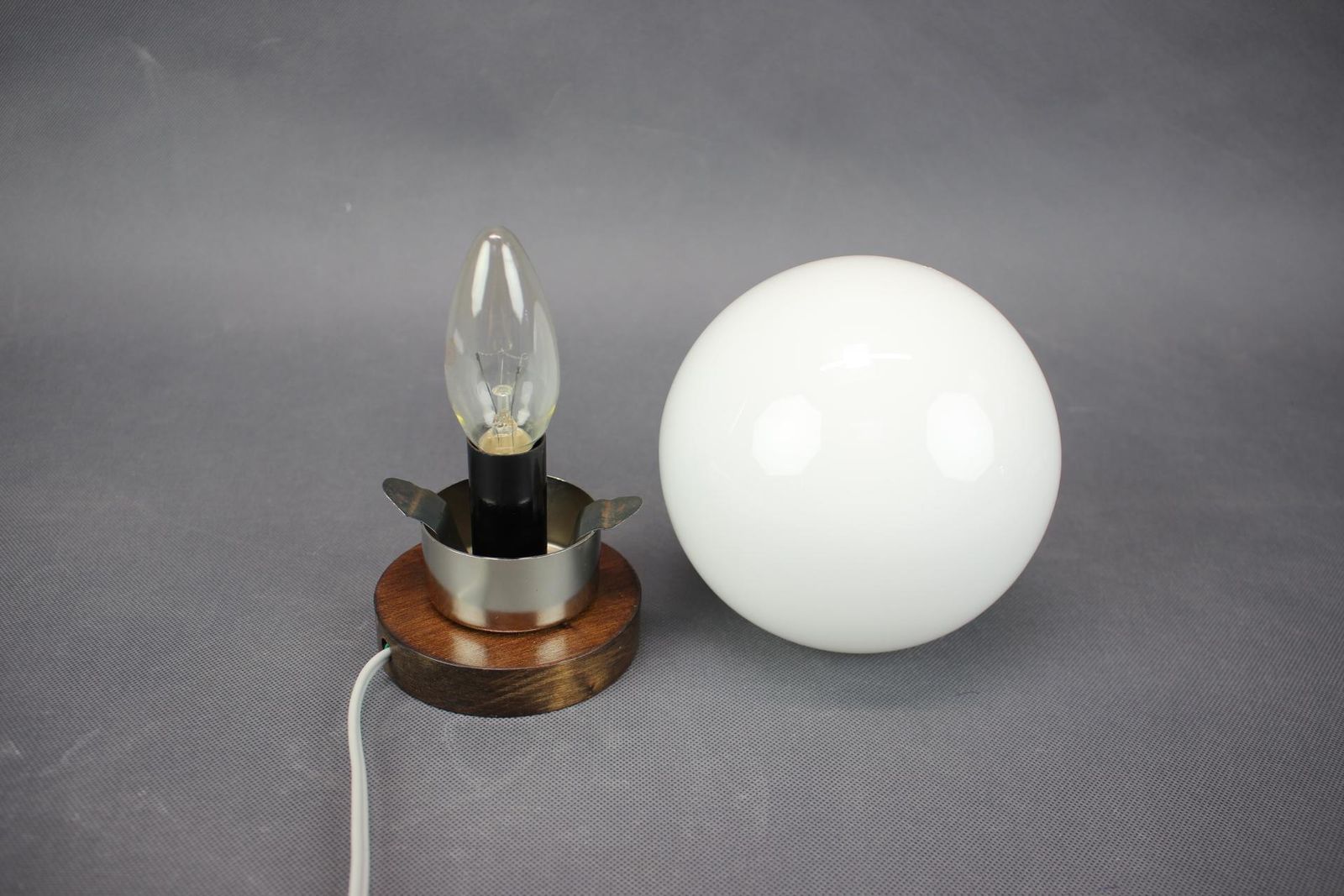 Mid-Century Tsjechische Opaline Glazen Bol Tafellamp van Pokrok Žilina, jaren 1960 photo vinterior