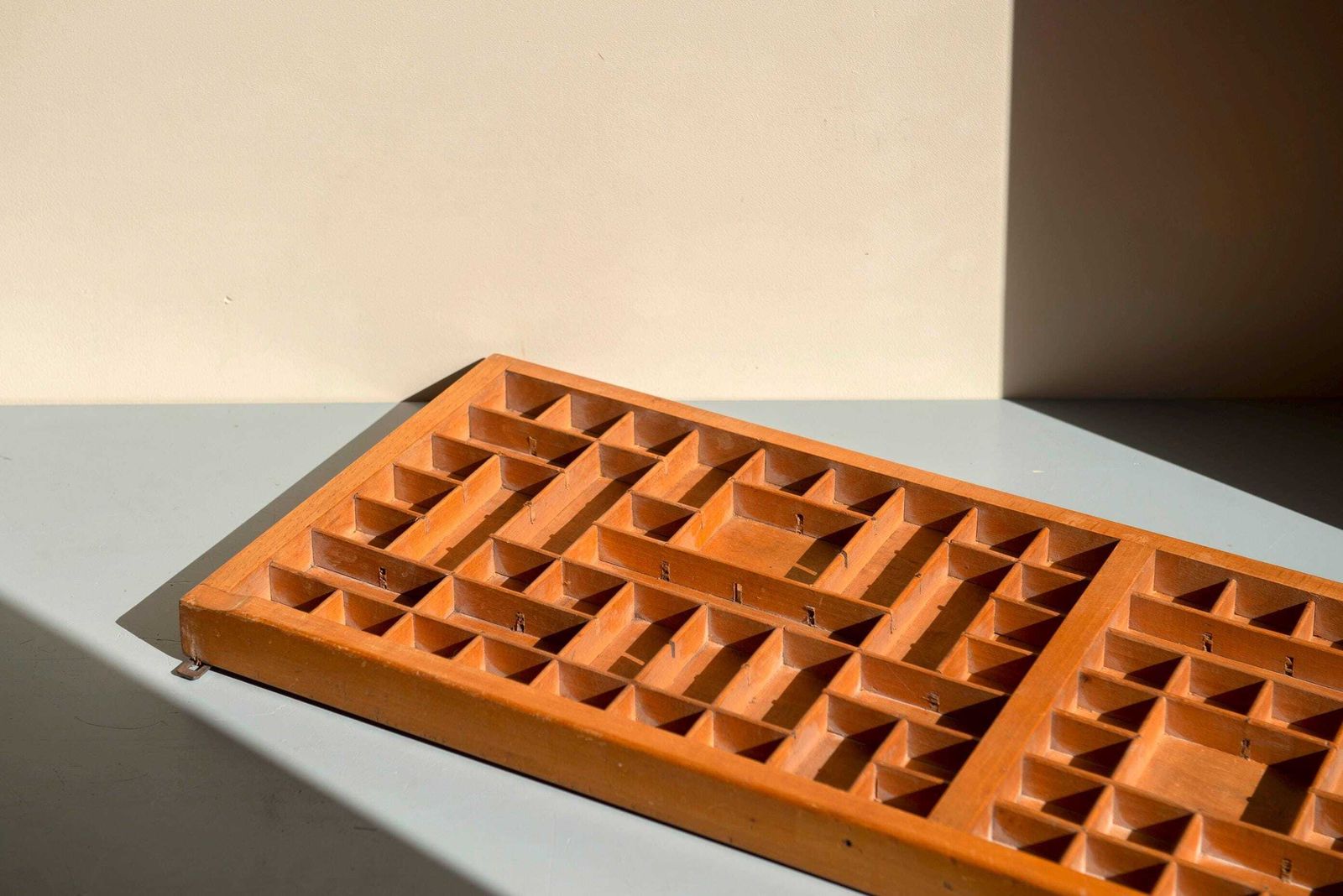 Vintage Houten Letterkastje | Zettersbak | Wanddisplay Voor Miniaturen photo vinterior