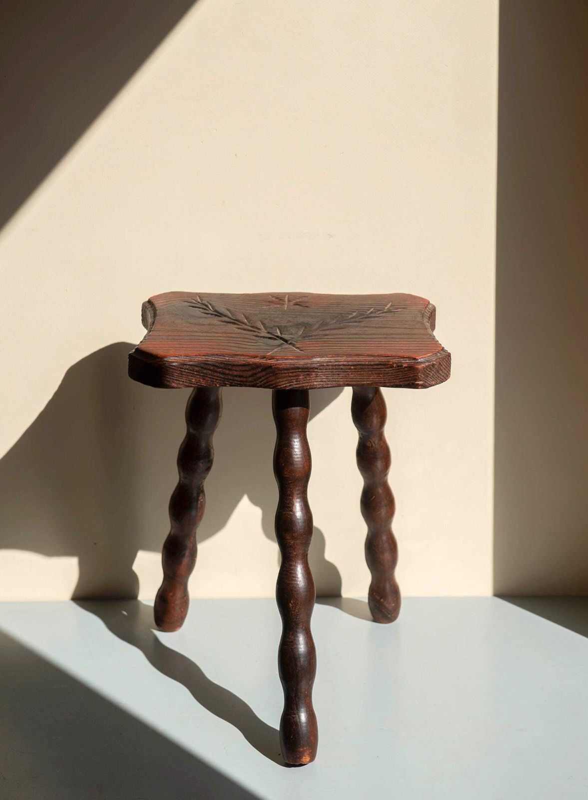 Tabouret à bobines rustique d'époque, support à plantes en bois sculpté à la main, tabouret repose-pieds de style campagnard photo vinterior