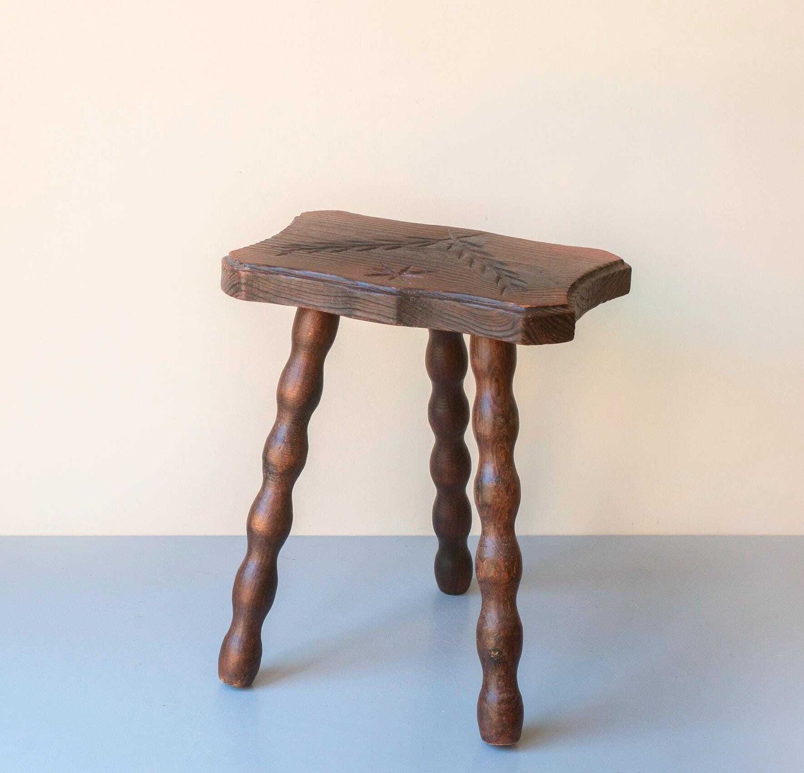 photo for sale Tabouret à bobines rustique d'époque, support à plantes en bois sculpté à la main, tabouret repose-pieds de style campagnard