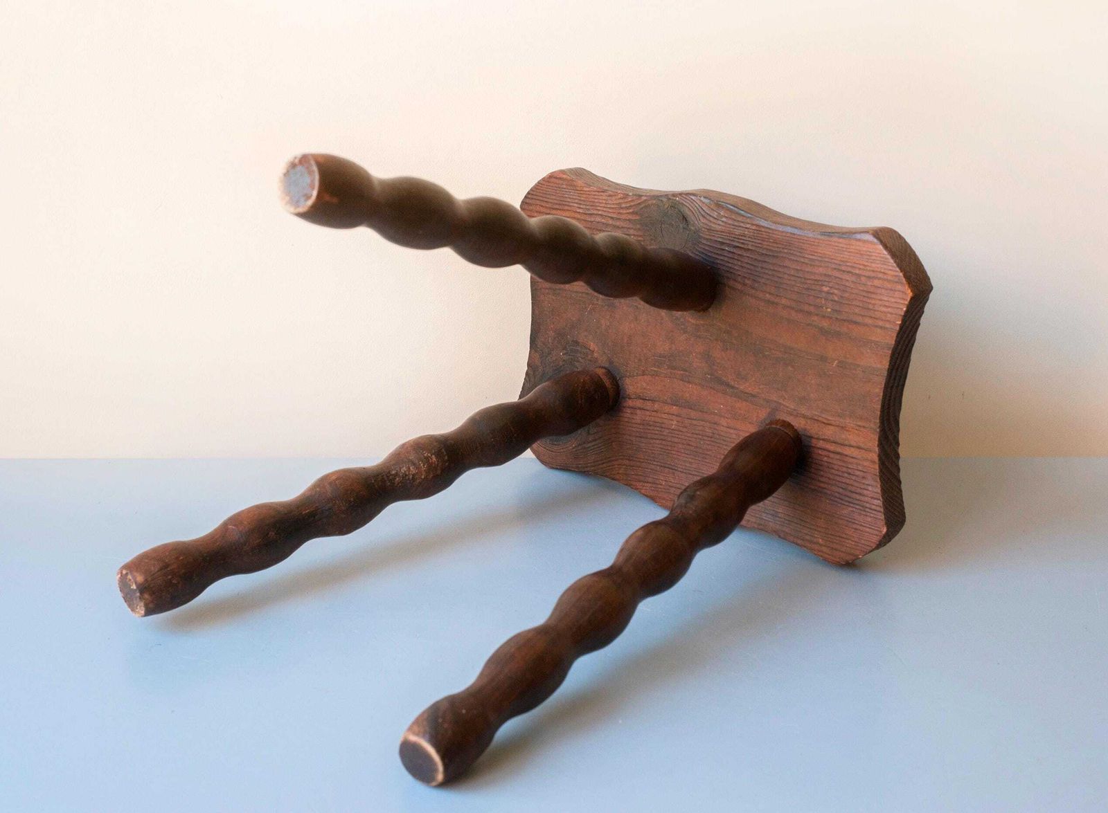 photo vinterior Antiek rustiek bobbin krukje | Handgesneden houten plantenstandaard | Primitief boerenlandse voetenbank