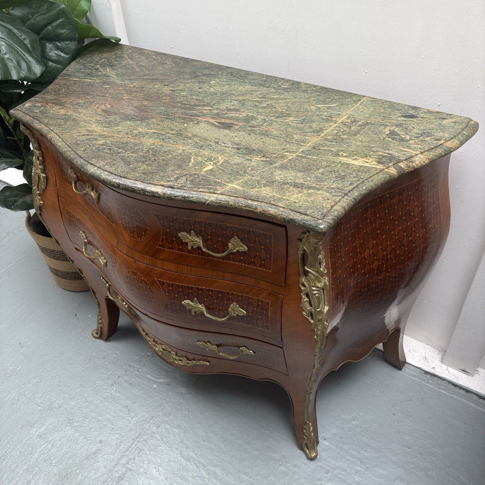 photo vintage Antique French Louis XV Style Marble Top Bombe Commode Chest Of Three Drawers
