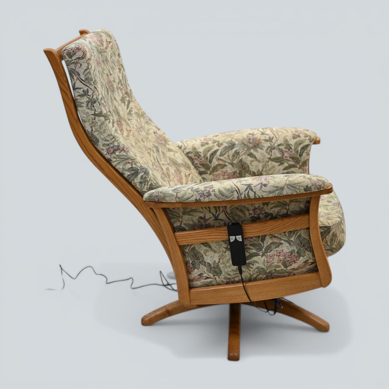 photo vinterior Ercol Electric Recliner Armchair Light Finish Free Uk Delivery*