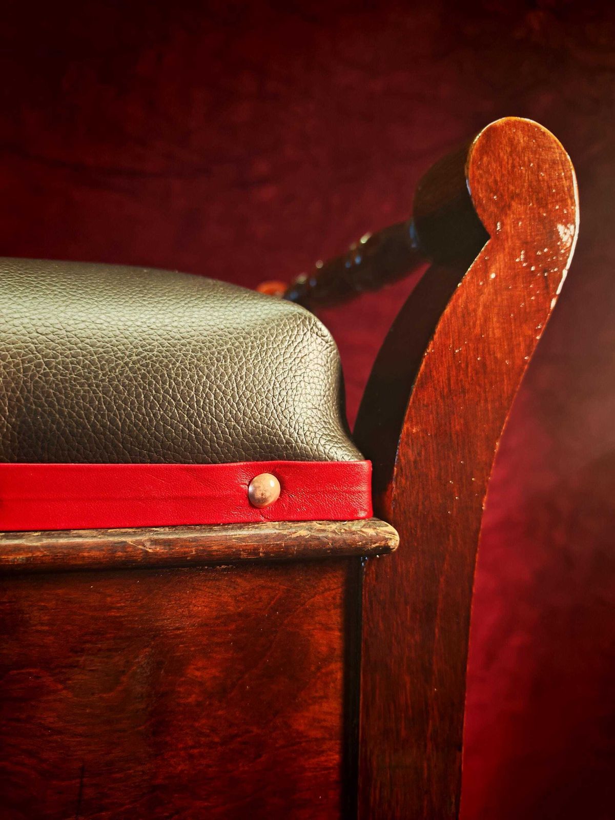 Tabouret de piano vintage une place, remis en état. Simili-cuir brun doux avec liseré en simili-cuir rouge et clous en cuivre. Très bon état photo vinterior