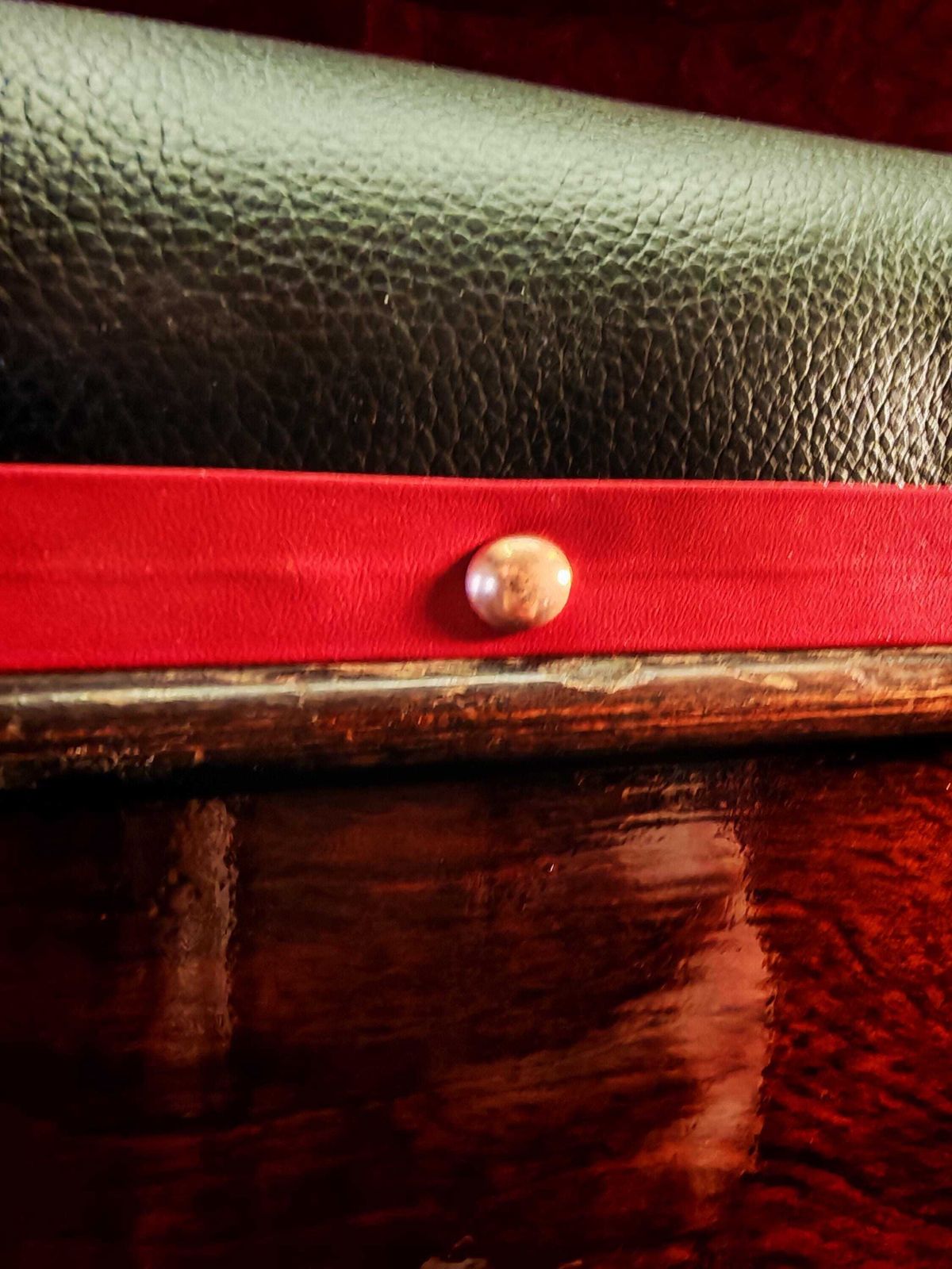 Tabouret de piano vintage une place, remis en état. Simili-cuir brun doux avec liseré en simili-cuir rouge et clous en cuivre. Très bon état photo buy