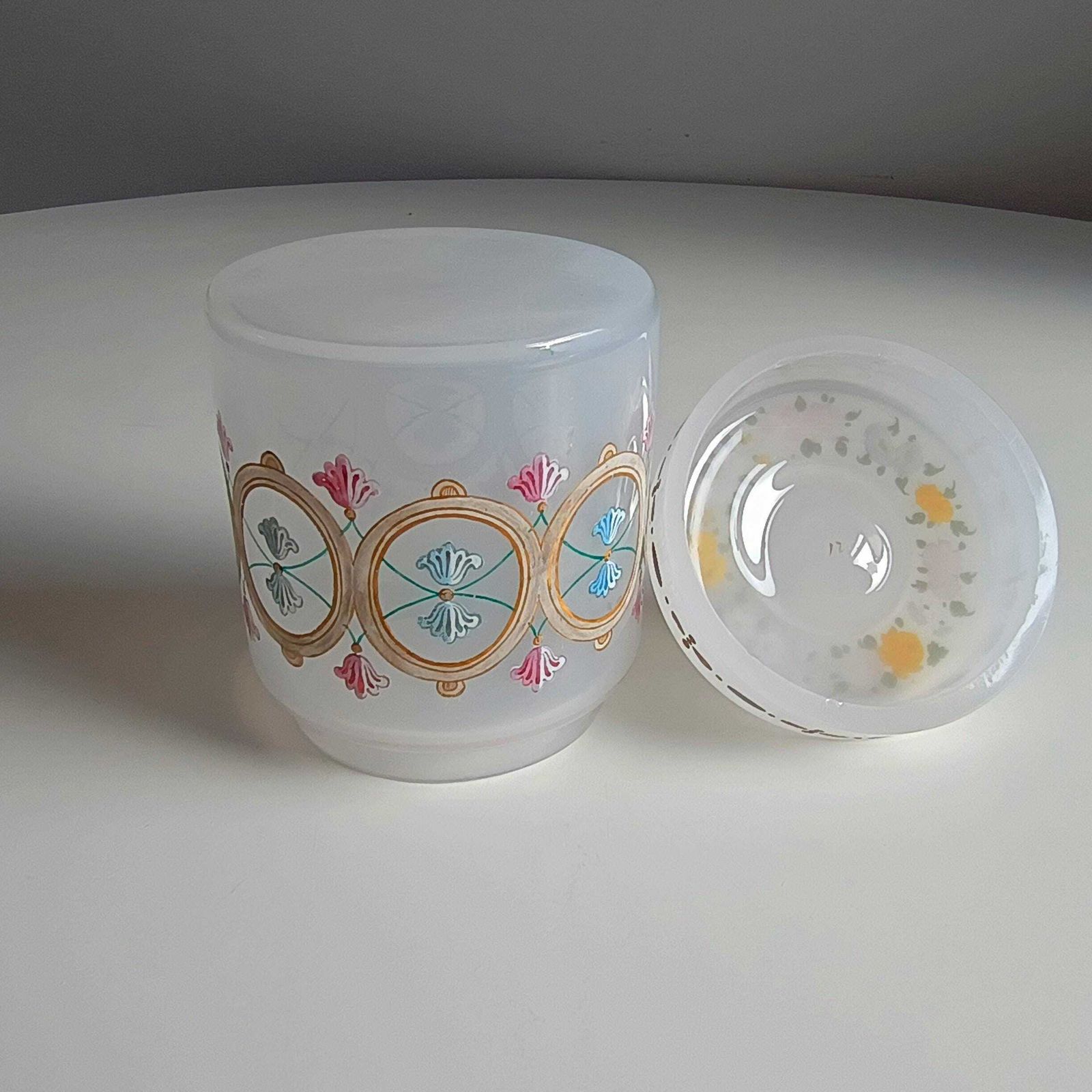 photo vintage Antiek opalineglazen koekjespotje, handemaille, laat-Biedermeier, Romantic Revival, jaren 1860