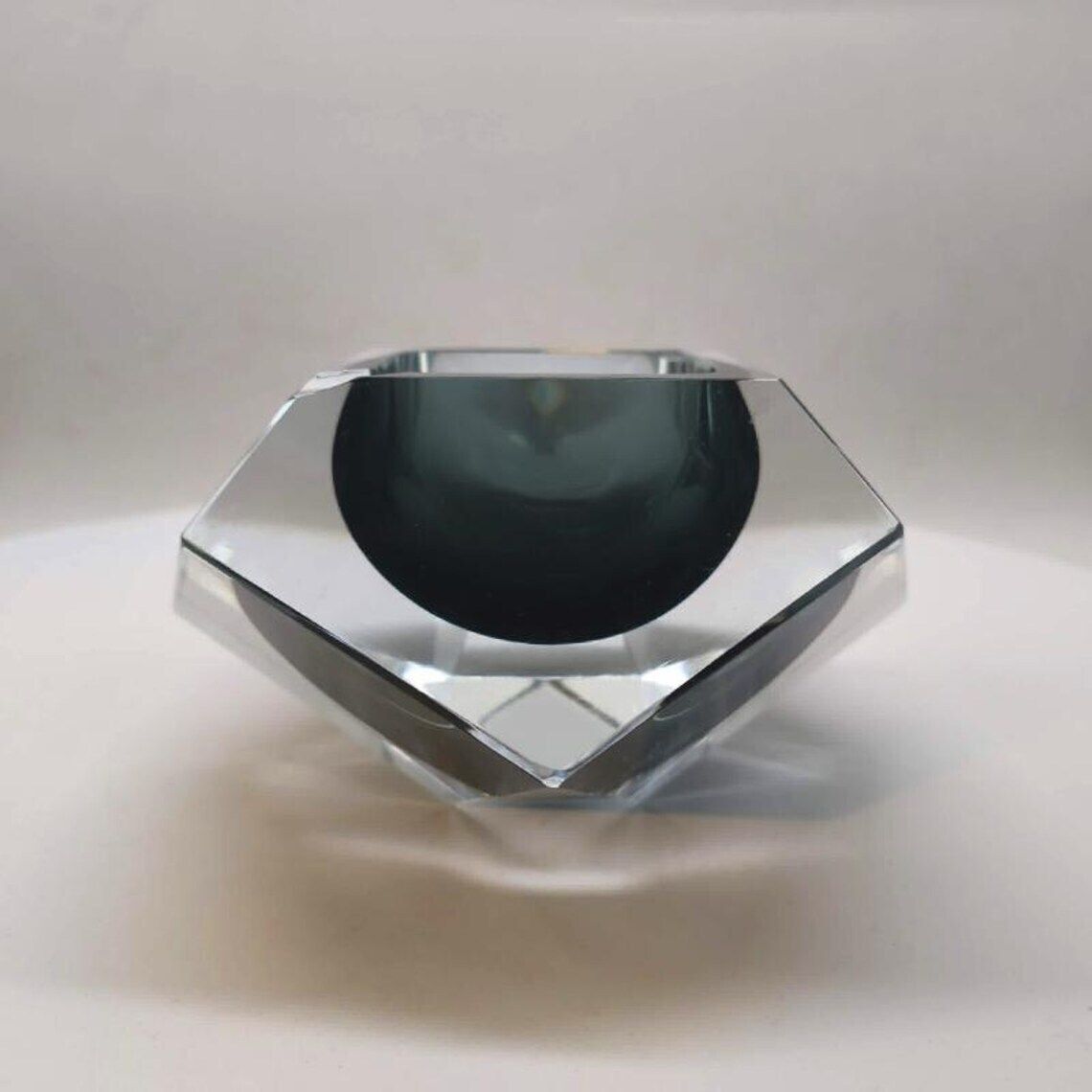 Cendrier ou vide-poche en verre de Murano, années 1960, par Flavio Poli pour Seguso. Fabriqué en Italie. 14 cm / 5,51 pouces photo furniture