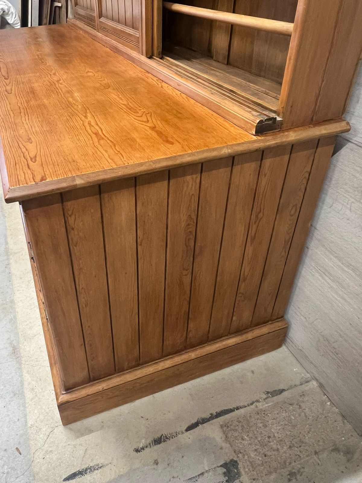 Magnificent Victorian Pitch Pine Housekeepers Dresser photo vinterior