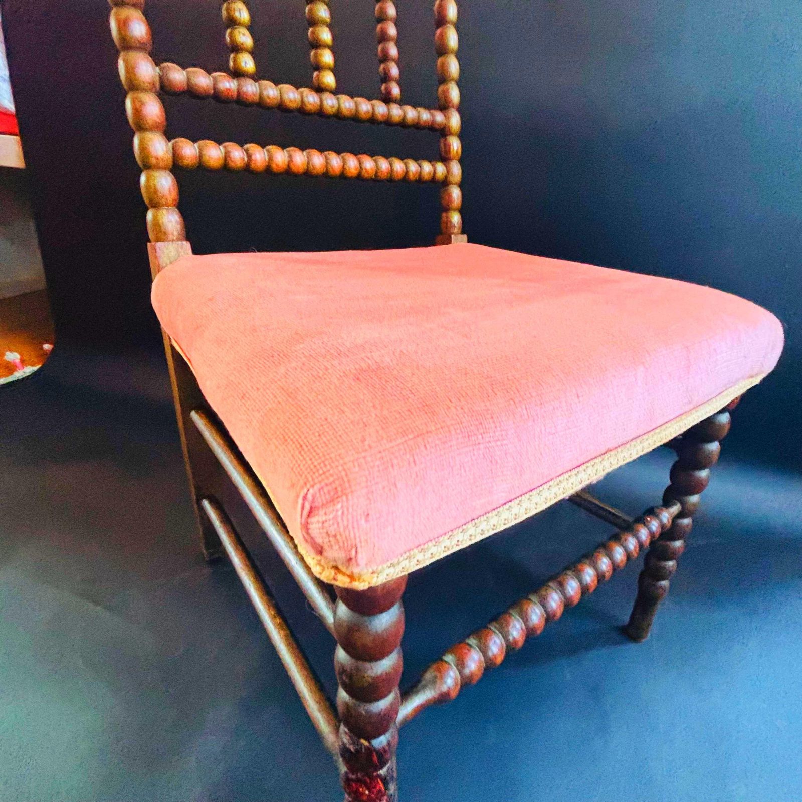Antieke Victoriaanse kinderstoel met bobbinwerk | 19e eeuw, gedraaid hout | Reparatie aan poot photo for sale