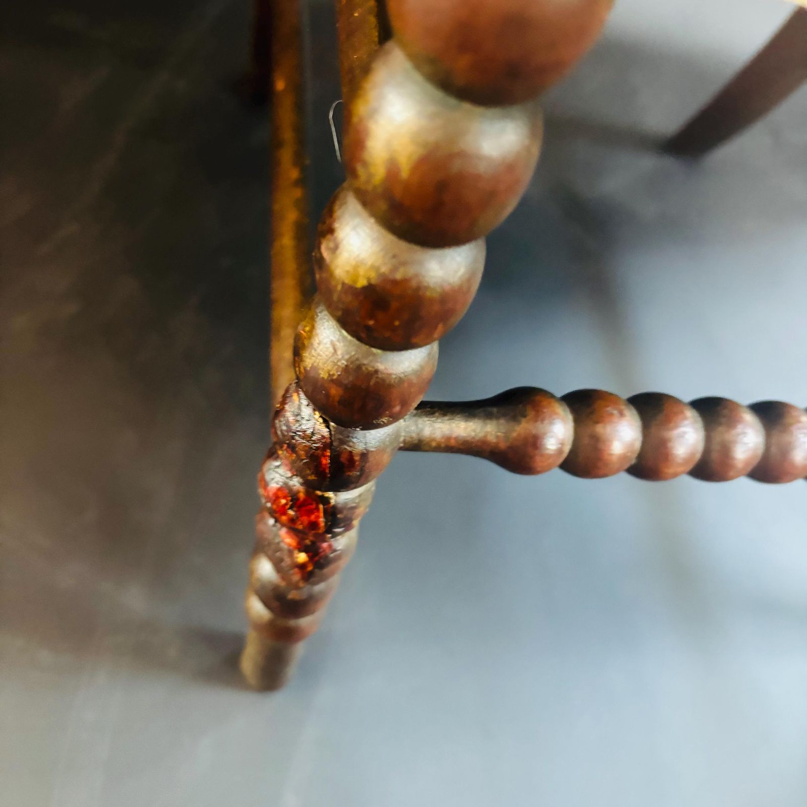 Antieke Victoriaanse kinderstoel met bobbinwerk | 19e eeuw, gedraaid hout | Reparatie aan poot photo buy
