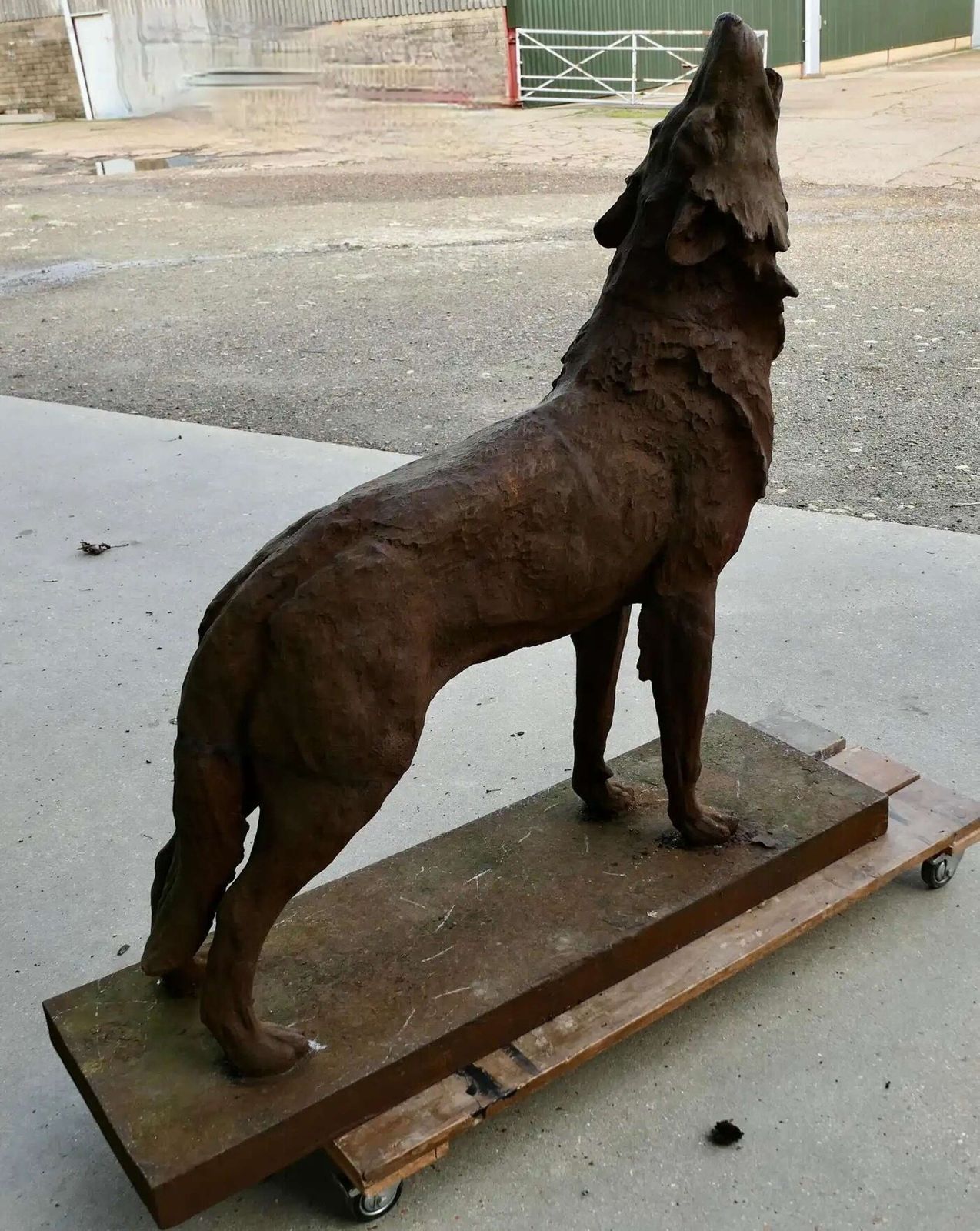 Cast Iron Statue Of A Huge Howling Wolf A Handsome If Terrifying Beast photo 2640.0
