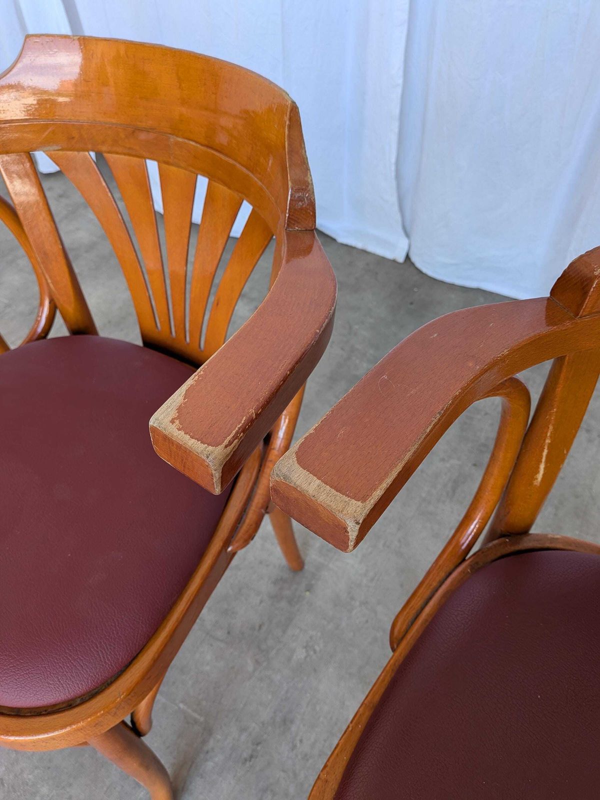 photo vintage Set Of 4 Bentwood Dining Chairs / Vintage Thonet Style, Red Faux Leather