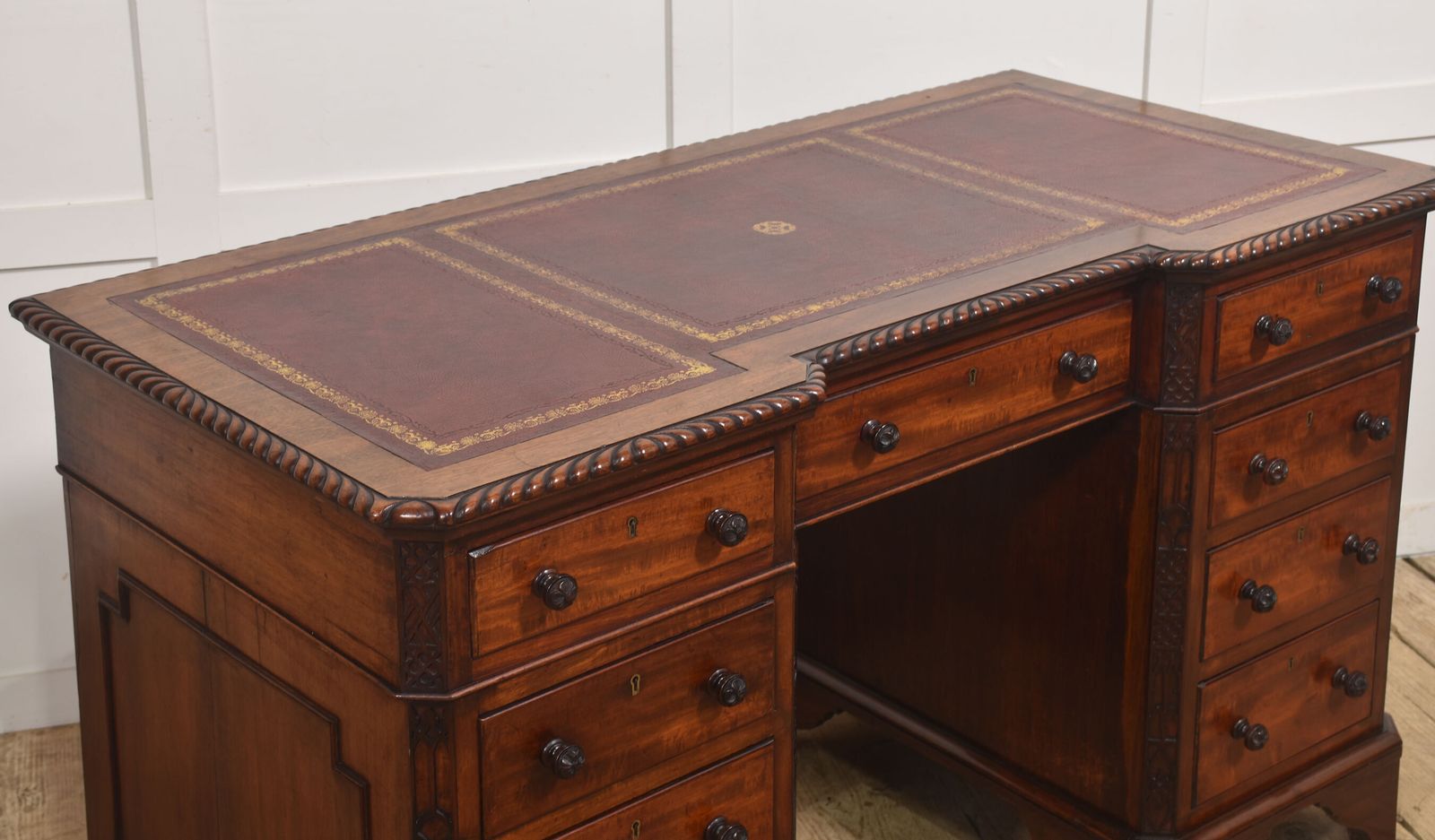 Mahogany Pedestal Desk photo vinterior
