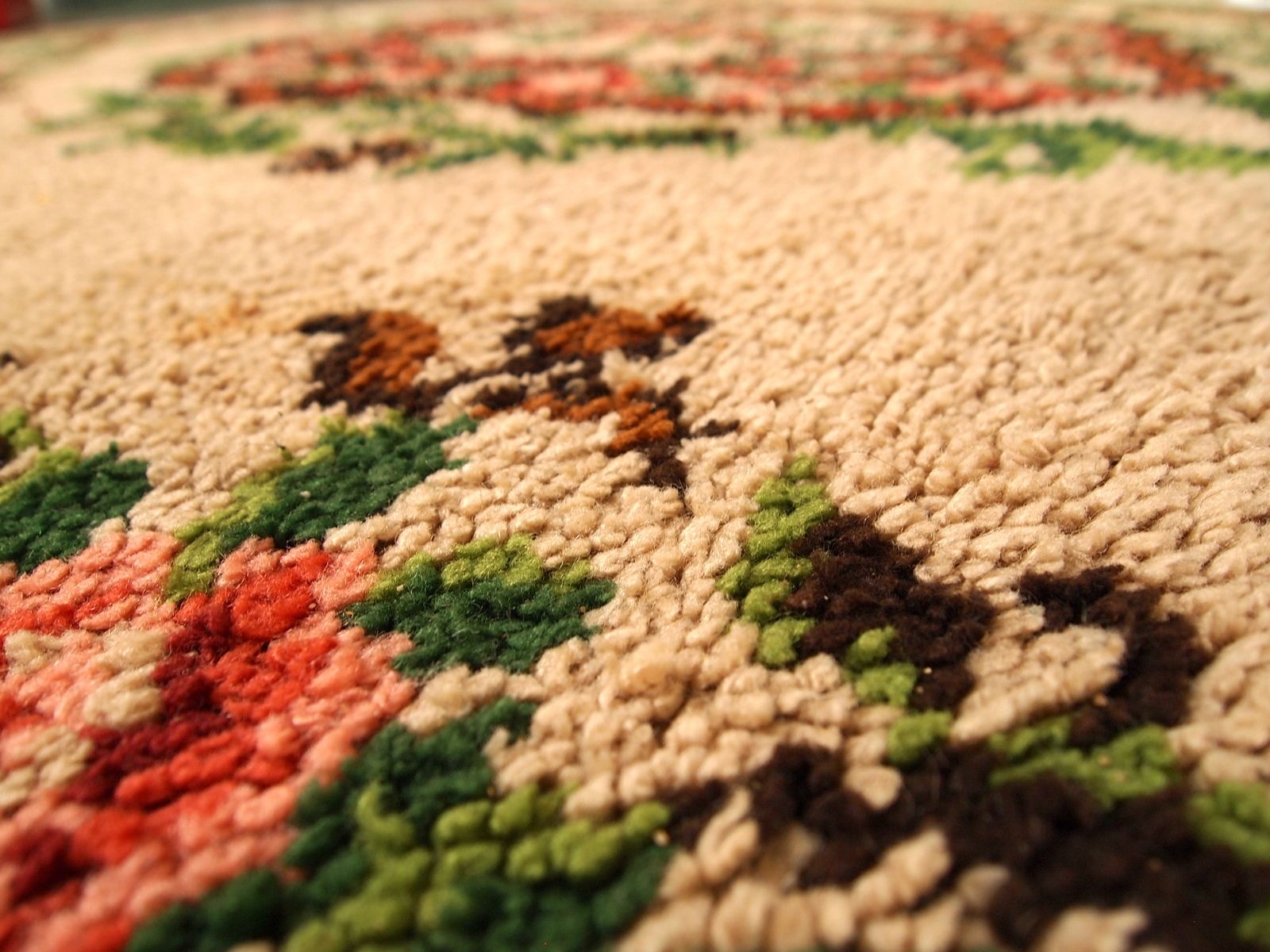 photo vinterior Vintage Belgian Savonnerie Wool Rug With Floral Medallion — 6'5" × 9'8" — 1960s