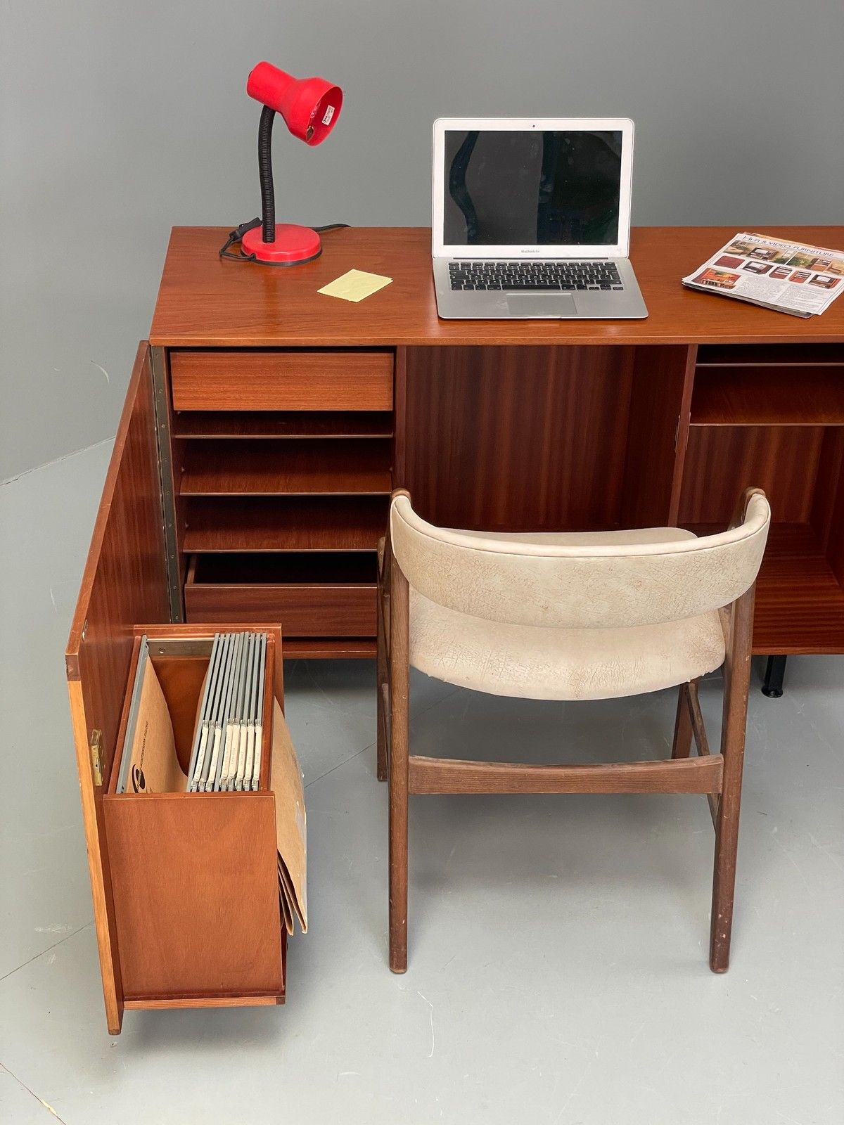 photo vintage Vintage Teak Foldaway Desk Adjustable 1960s Retro Midcentury Shelving Eb12082