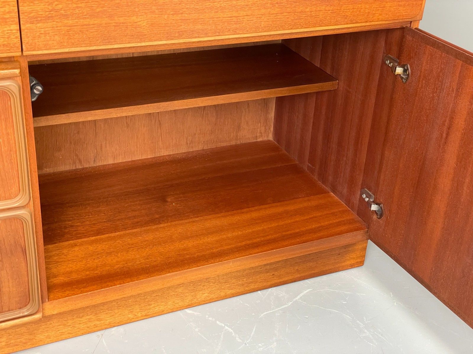 photo vinterior Vintage McIntosh Teak Sideboard 1970s Retro Drawers Squares Shelves Eb12193