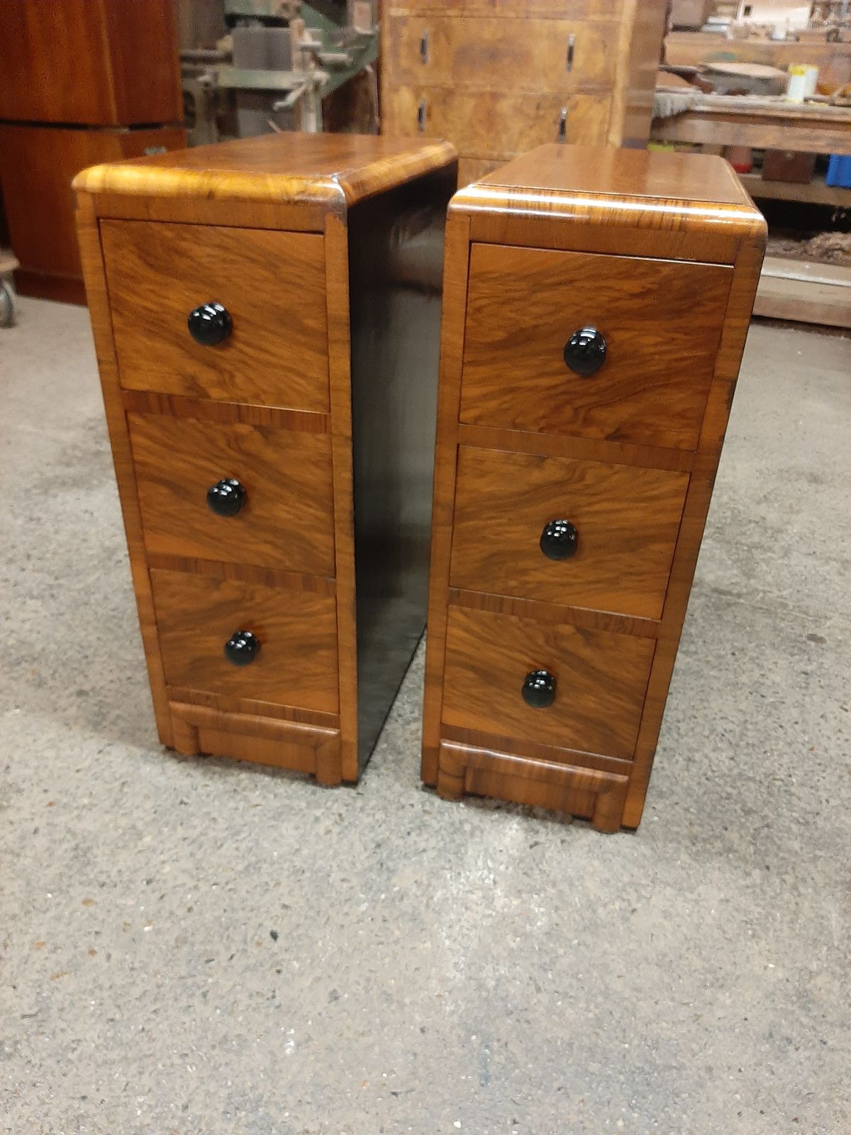 Lovely Pair Of Art Deco Walnut Bedside Cabinets In Very Good Condition