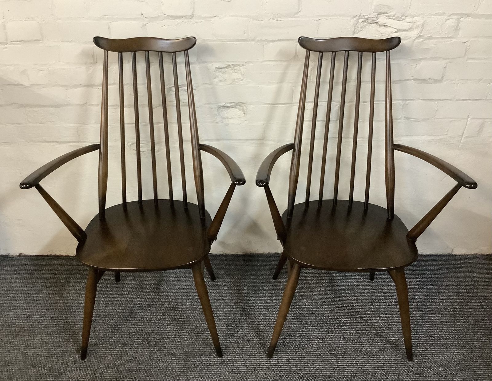 photo vinterior Pair Of Ercol Windsor Goldsmiths Carver Chairs.