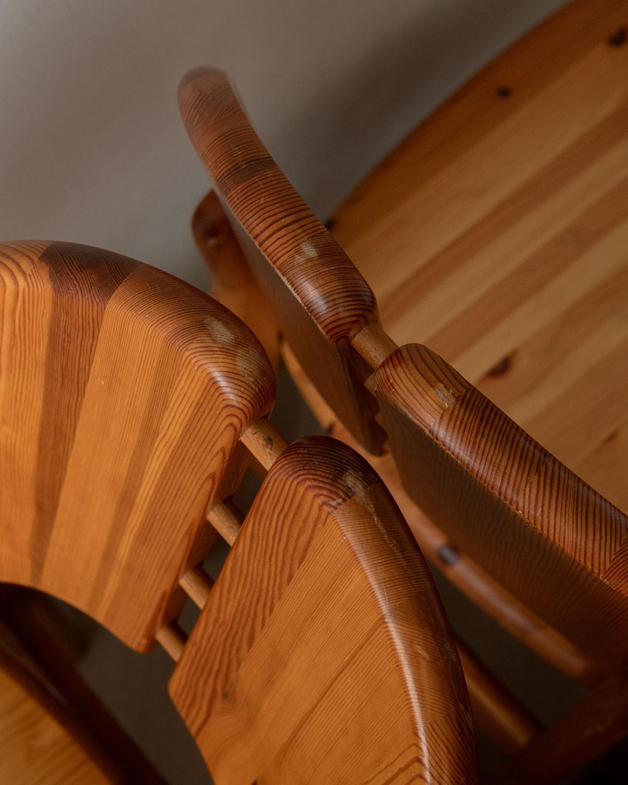 photo vintage Scandinavian Brutalist Pine Dining Chairs With Sculptural Back, 1970s, Set Of 6