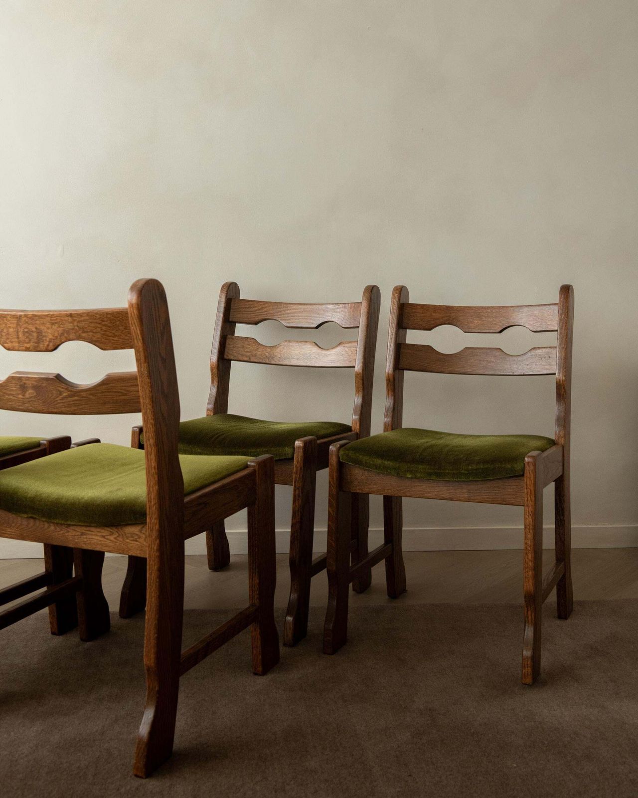 Brutalist Oak Razorback Dining Chairs With Green Velvet, 1970s, Set Of 4 photo buy