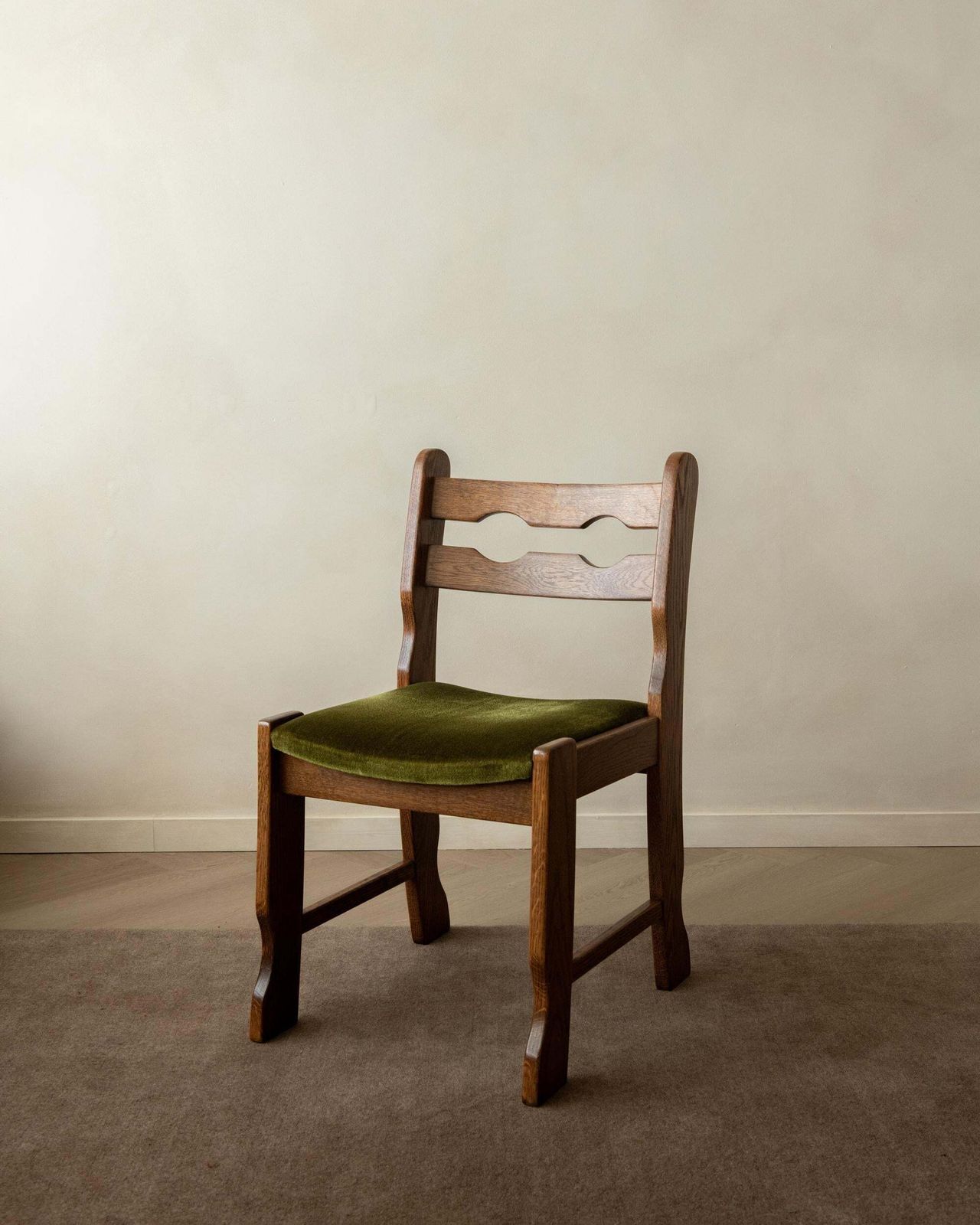 Brutalist Oak Razorback Dining Chairs With Green Velvet, 1970s, Set Of 4 photo vintage