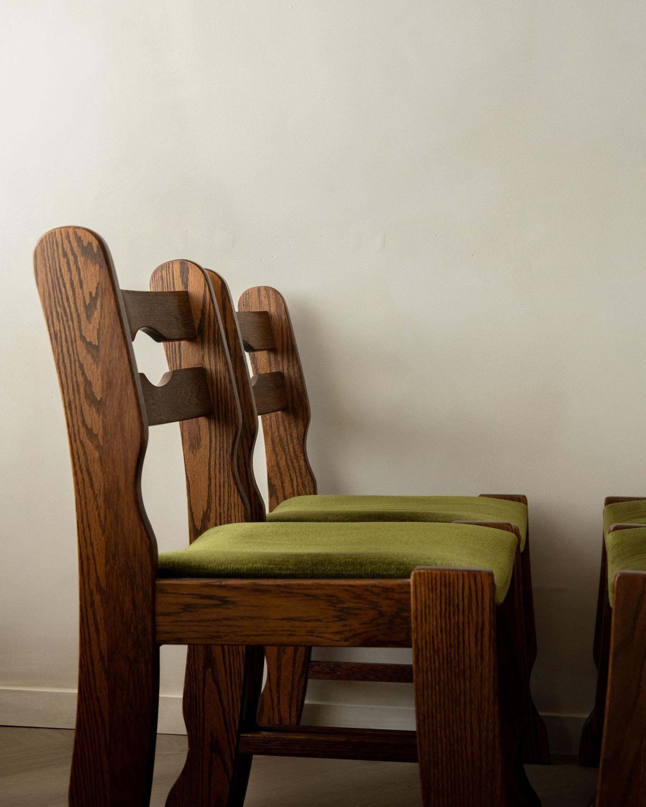 2249.0 Brutalist Oak Razorback Dining Chairs With Green Velvet, 1970s, Set Of 4 photo