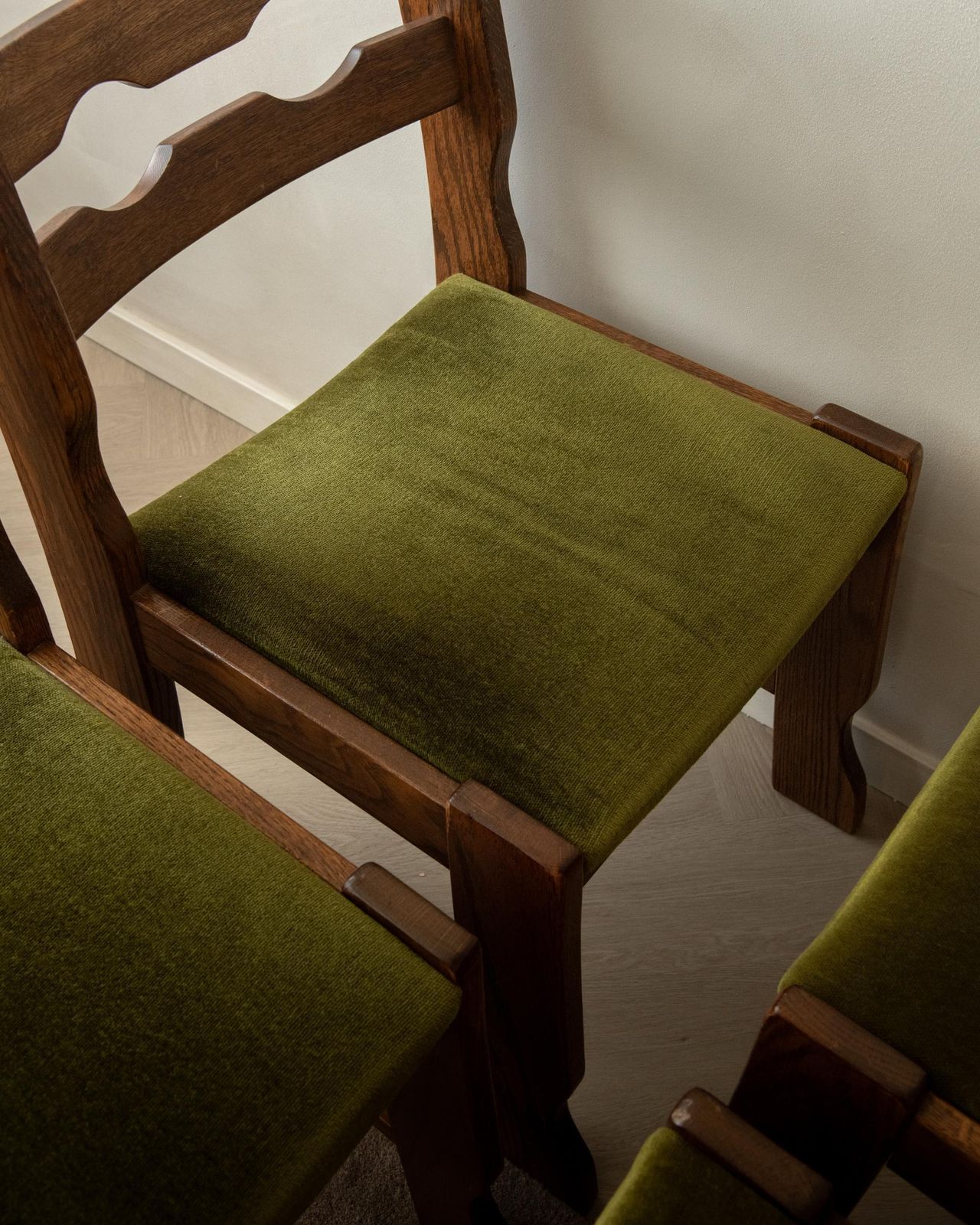 photo vintage Brutalist Oak Razorback Dining Chairs With Green Velvet, 1970s, Set Of 4