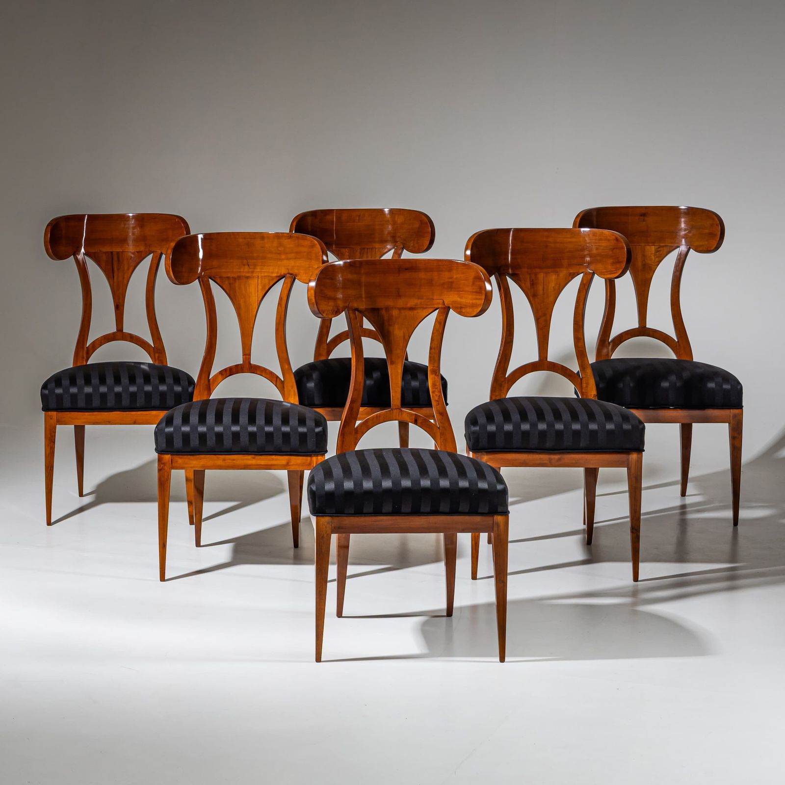 Set van zes Biedermeier-stoelen met schepvormige rugleuning, ca. 1820 photo for sale