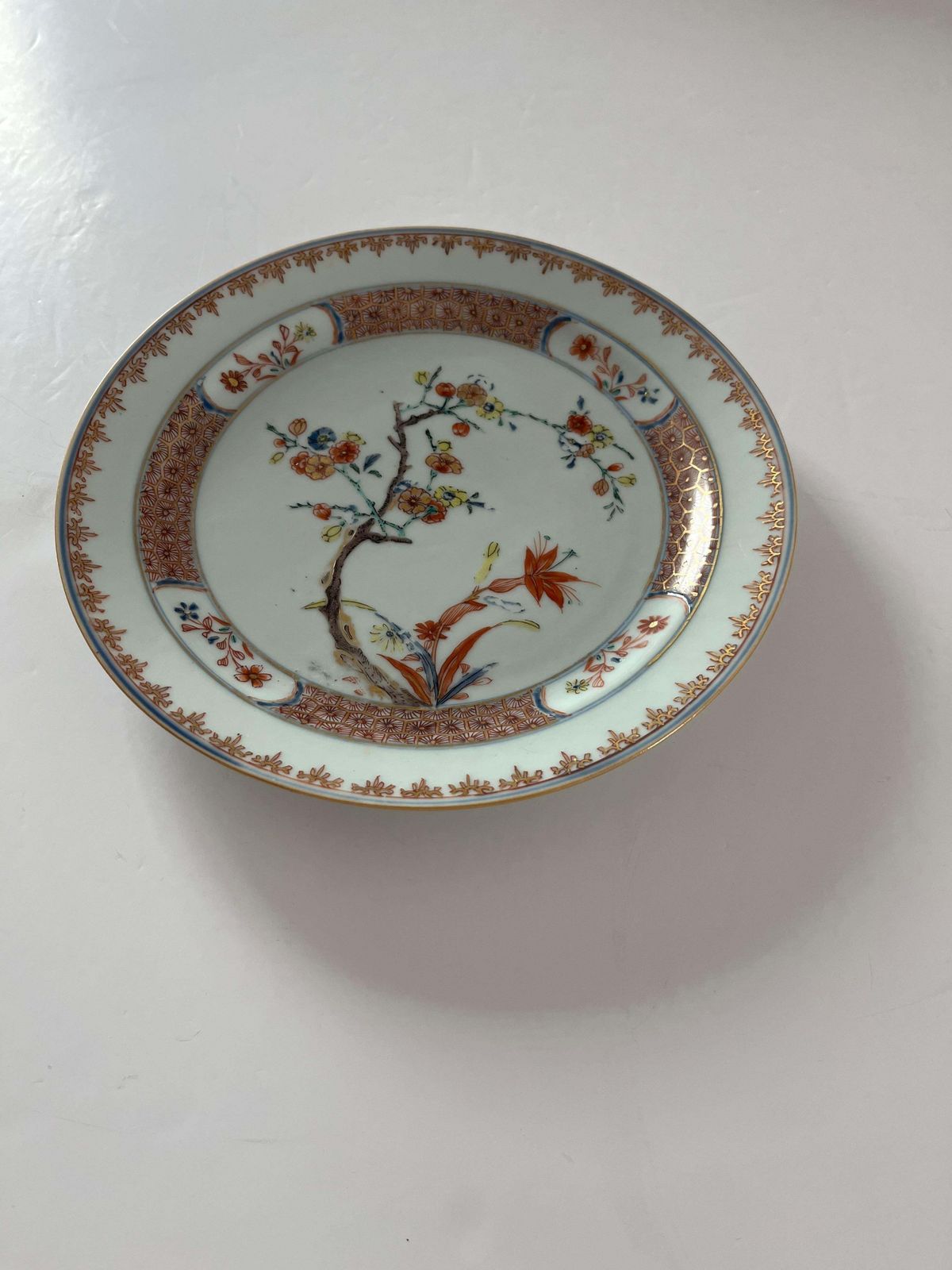 Chinees Kangxi-periode Famille Verte-bord met Kakiemon-pruimenbloesemdesign, ca. 1690 photo vinterior