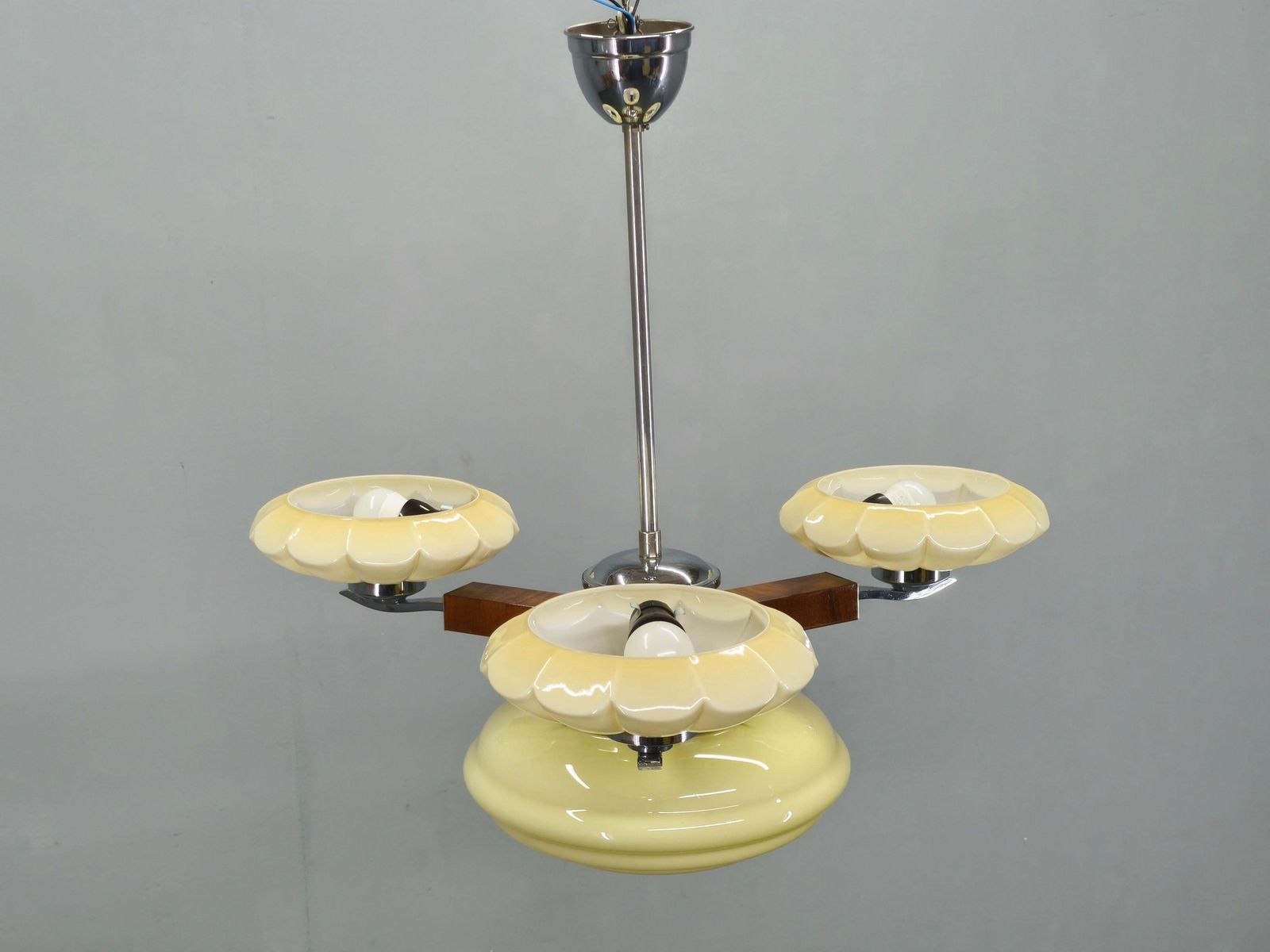 Art Deco Hanglamp uit de jaren 1940 – Tsjecho-Slowakije – Walnoot, Chroom en Glas photo for sale