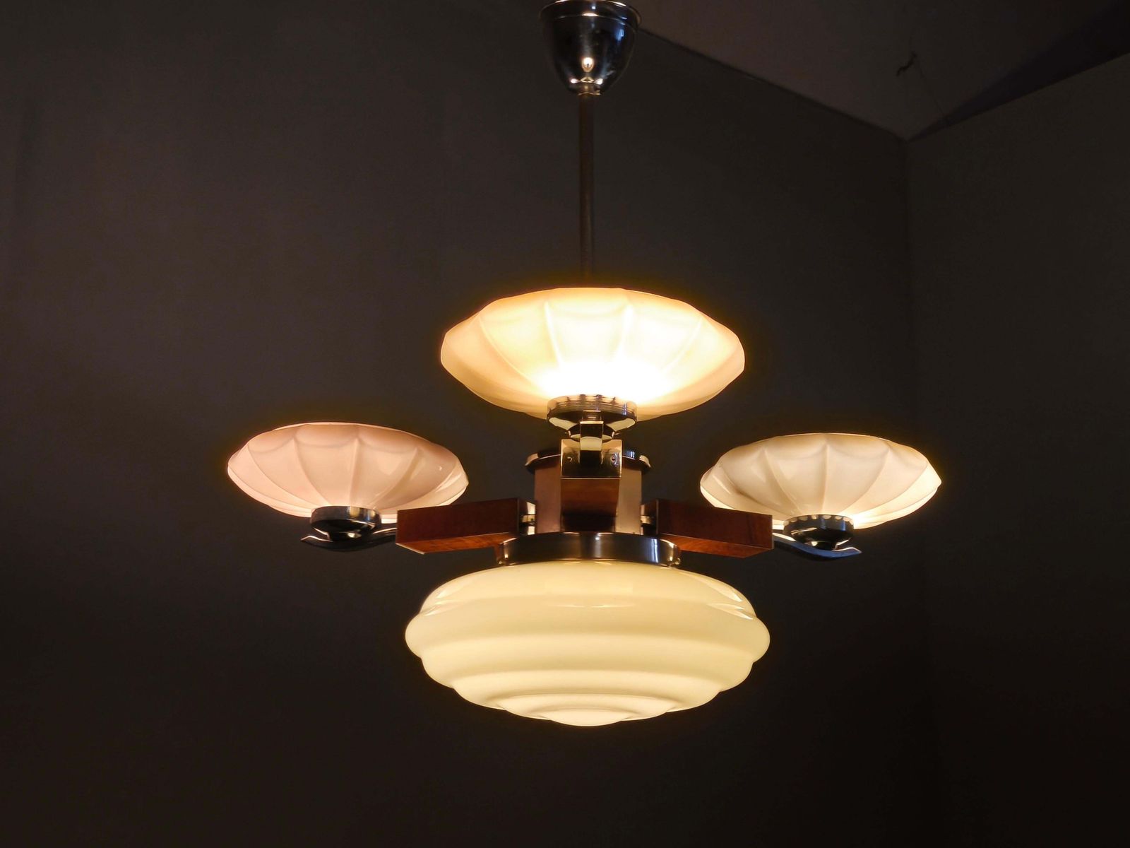 Verlichting Art Deco Hanglamp uit de jaren 1940 – Tsjecho-Slowakije – Walnoot, Chroom en Glas photo