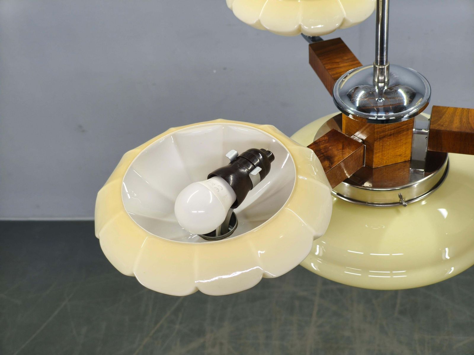 1344.0 Art Deco Hanglamp uit de jaren 1940 – Tsjecho-Slowakije – Walnoot, Chroom en Glas photo