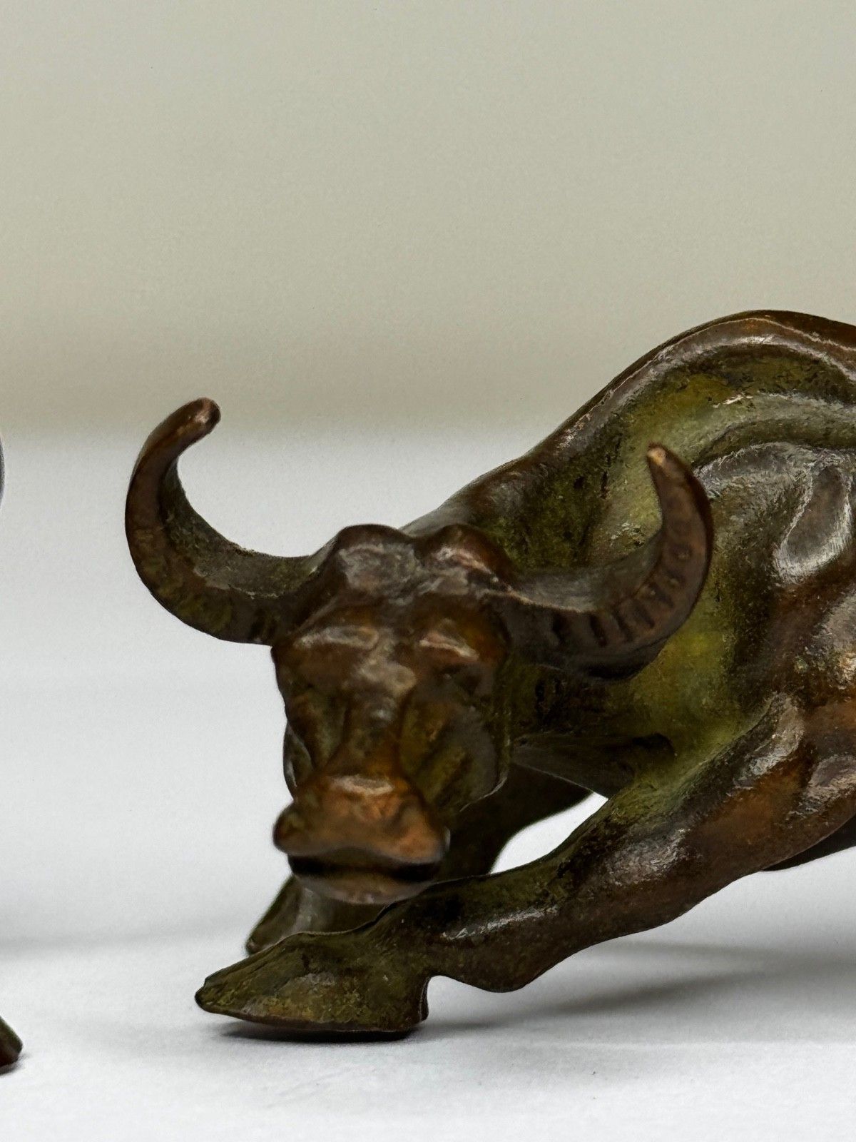 photo furniture Miniatuurset Chinese Qing-dynastie bronzen waterbuffels, 19e eeuw