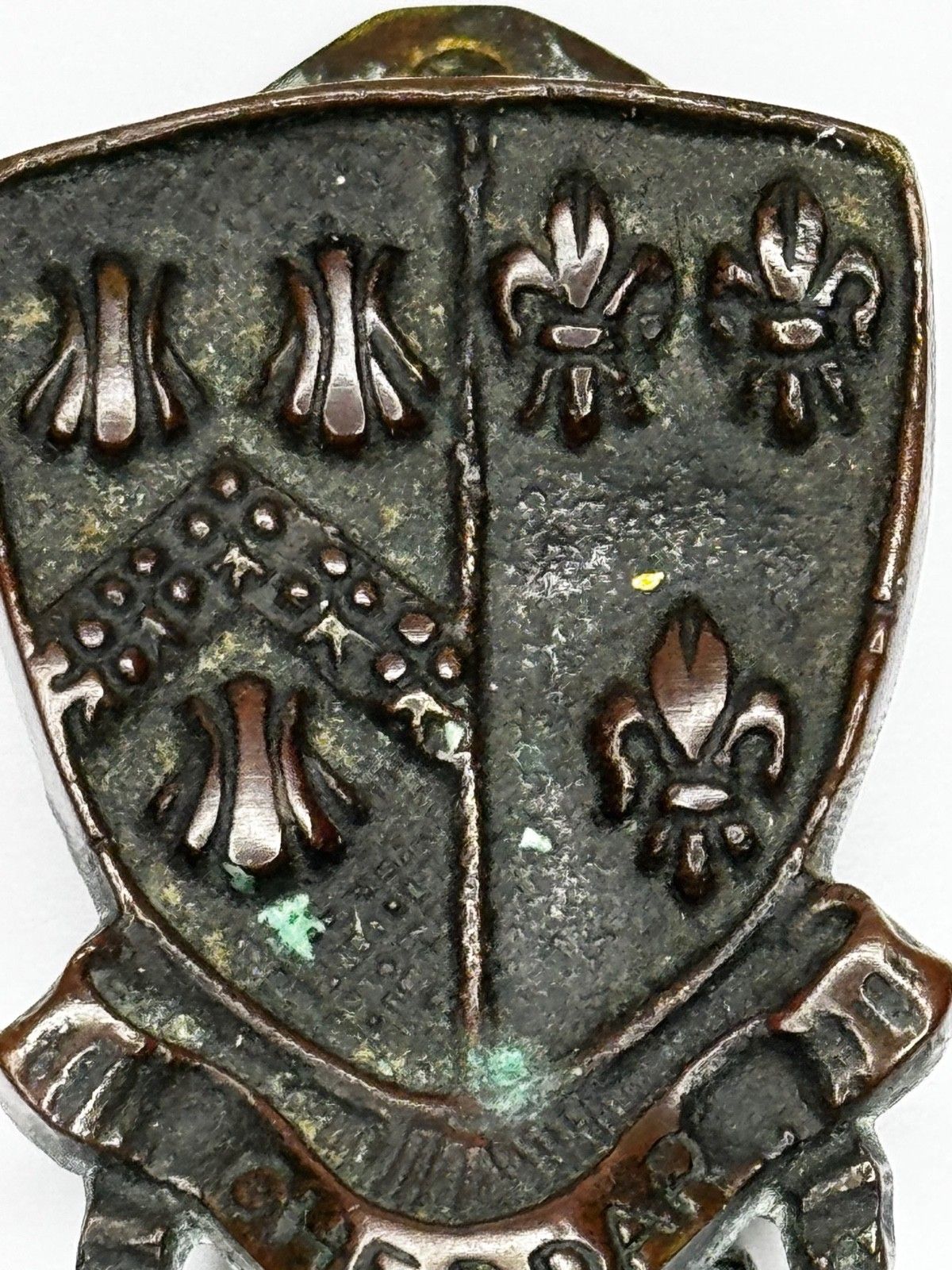 Begin 20e eeuw bronzen deurklopper uit Cheddar, heraldisch wapenschild met Fleur De Lys, ca. 1925 photo Bouwonderdelen