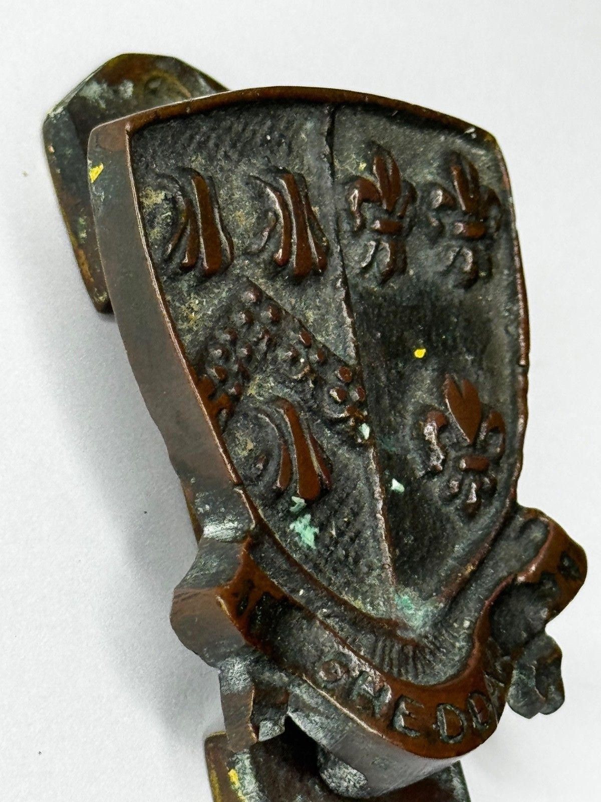 Begin 20e eeuw bronzen deurklopper uit Cheddar, heraldisch wapenschild met Fleur De Lys, ca. 1925 photo vinterior