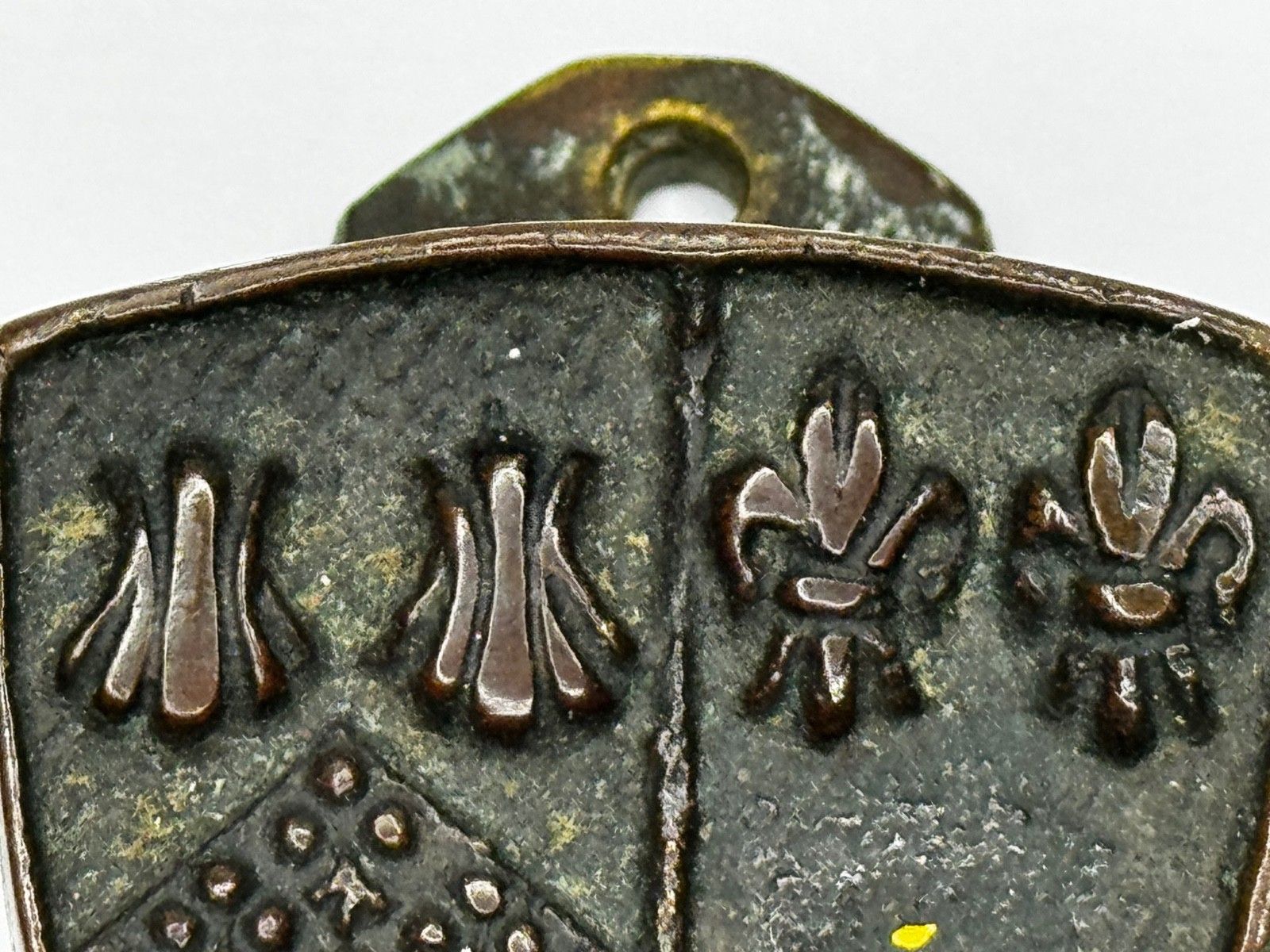photo vinterior Begin 20e eeuw bronzen deurklopper uit Cheddar, heraldisch wapenschild met Fleur De Lys, ca. 1925