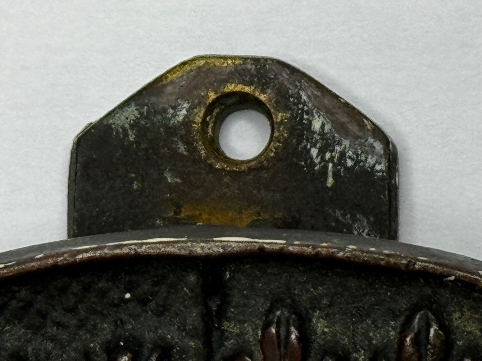 photo buy Begin 20e eeuw bronzen deurklopper uit Cheddar, heraldisch wapenschild met Fleur De Lys, ca. 1925