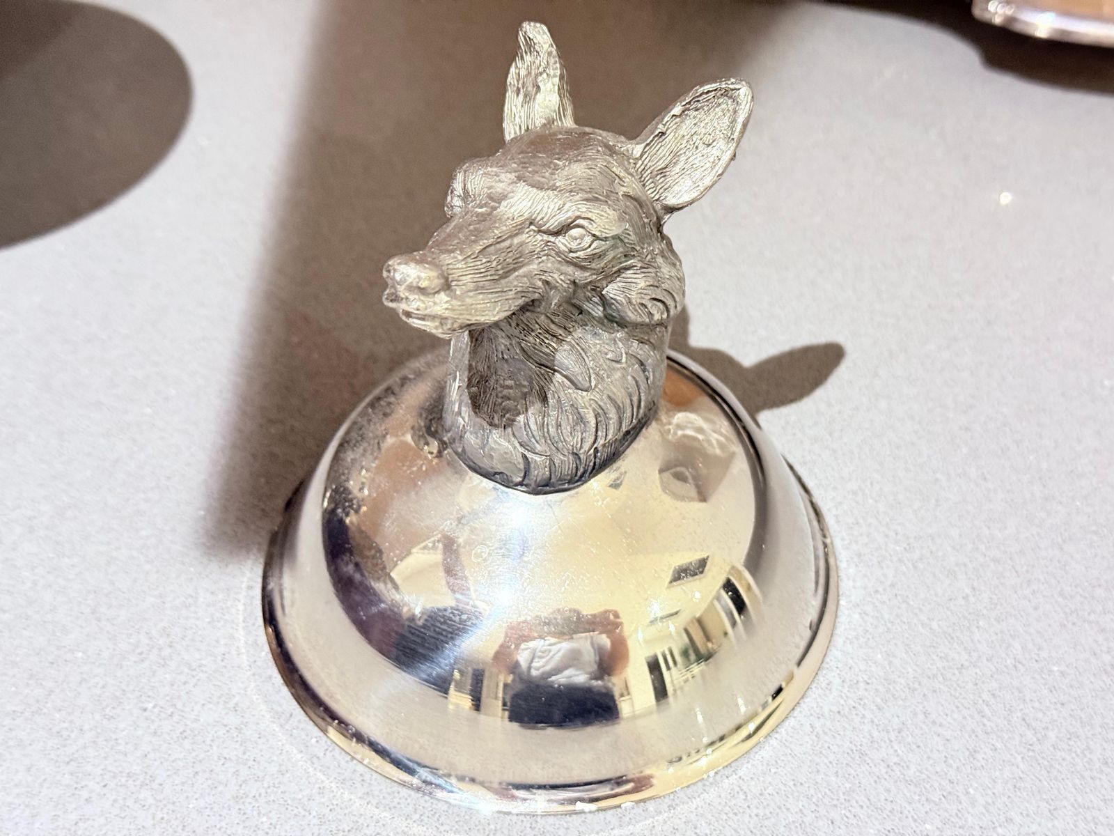 Ensemble de coupes à liqueur italiennes en métal argenté à têtes d'animaux avec plateau de service assorti, lot de 6 photo vinterior