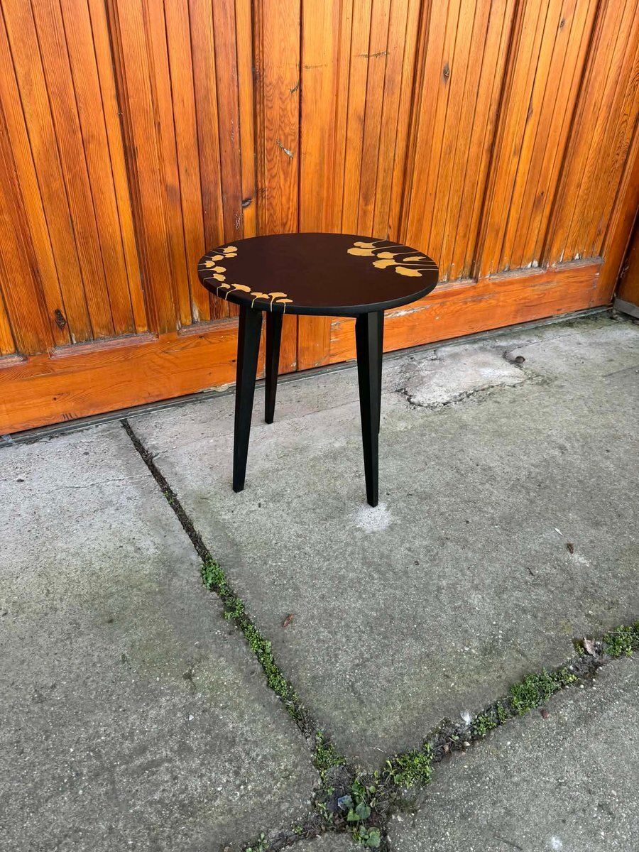 photo furniture Zwart handgeschilderd bijzettafeltje, jaren 1960